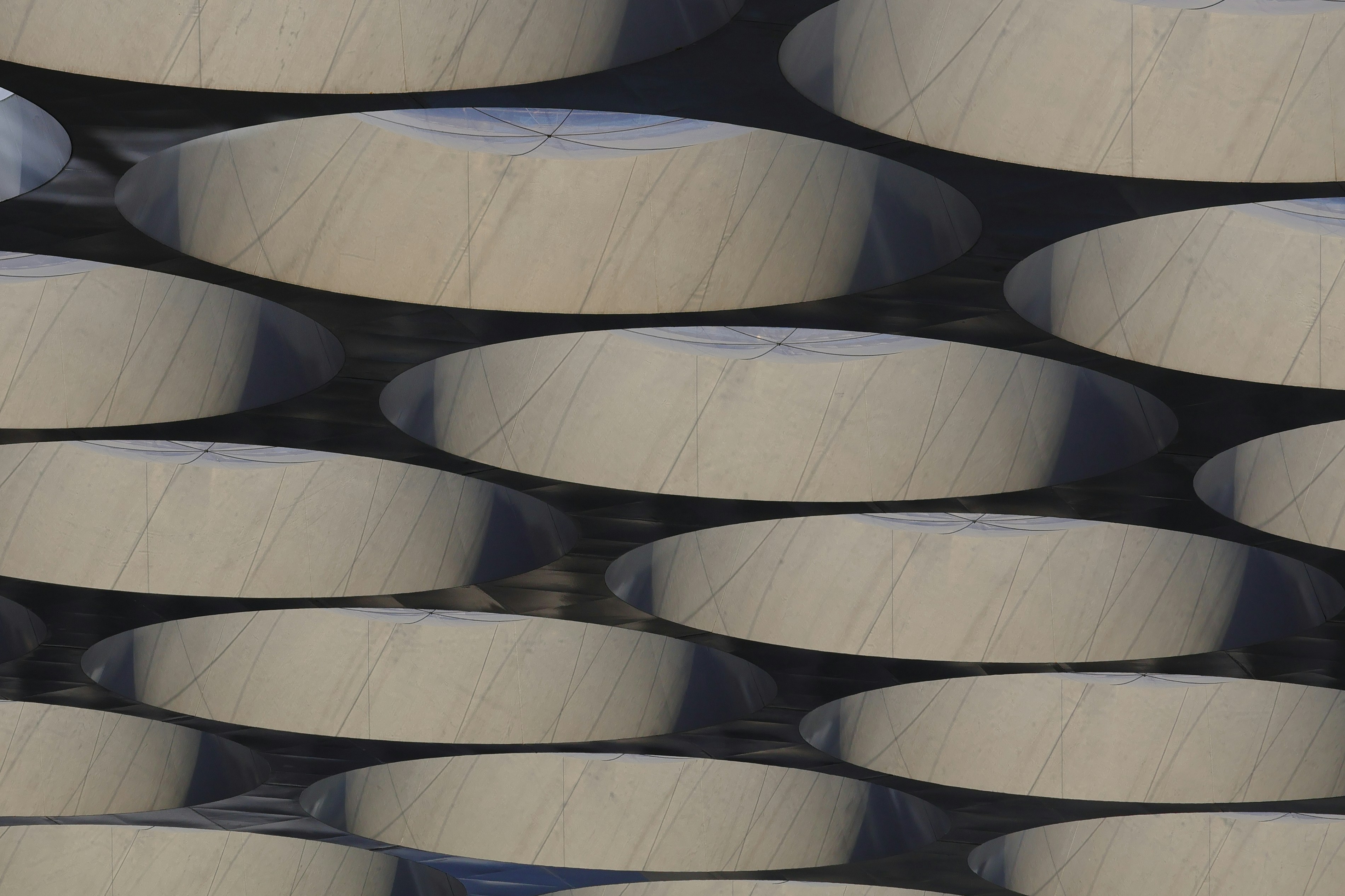 Un patrón repetitivo de formas circulares blancas hundidas con sombras suaves