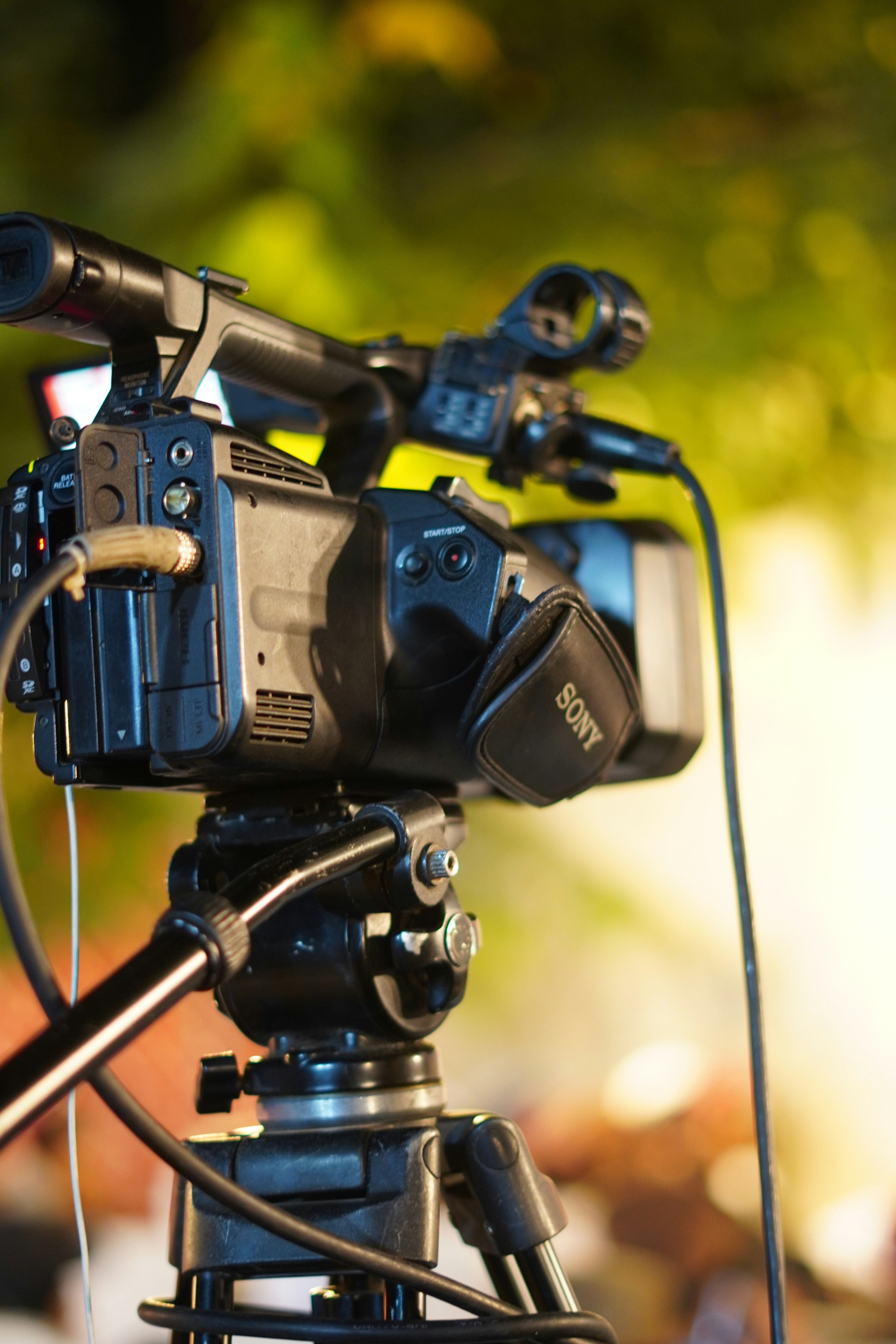 Video camera on tripod - Free Photo on Unsplash