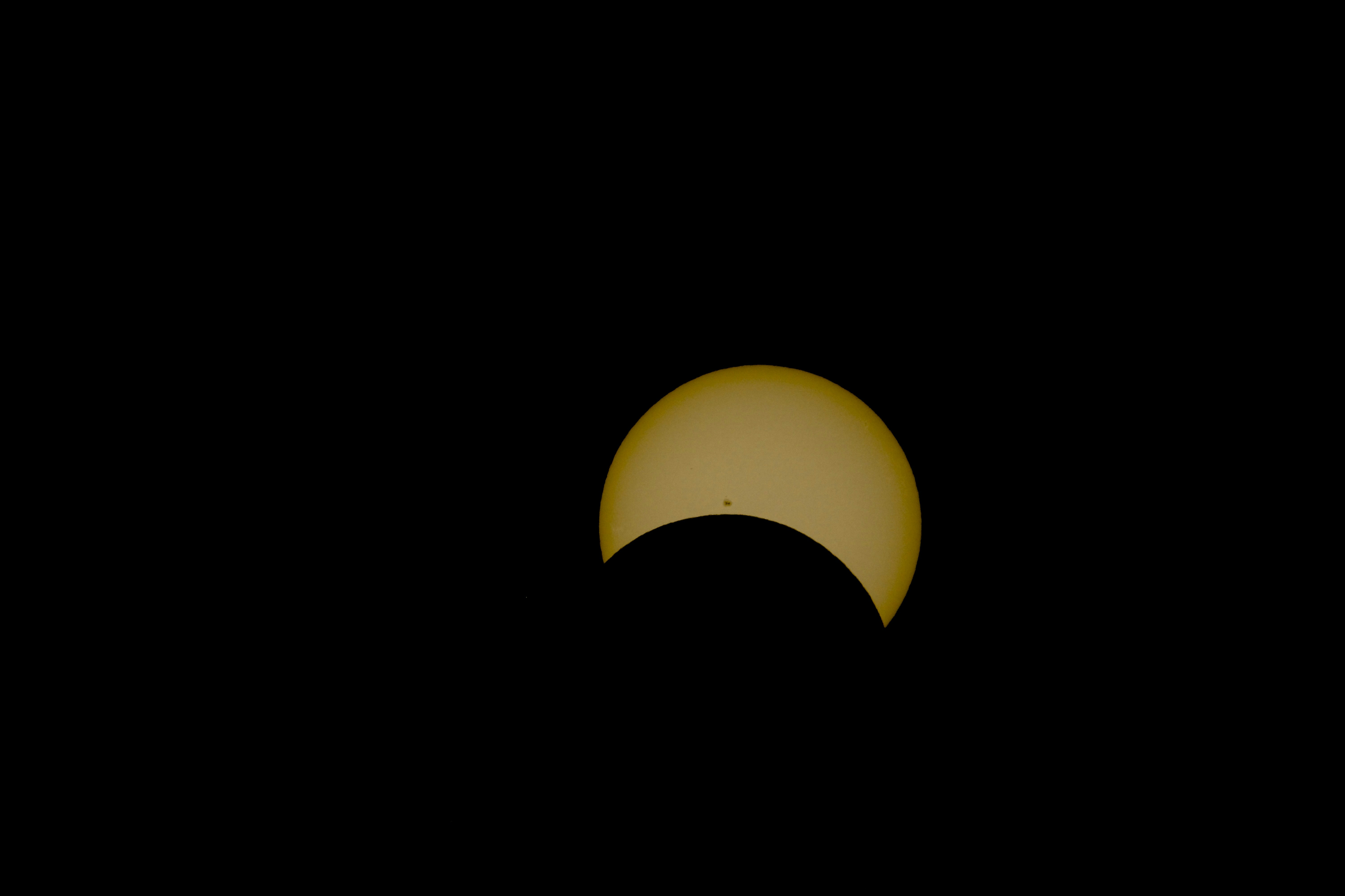 月が太陽の一部を覆い隠す部分的な日食