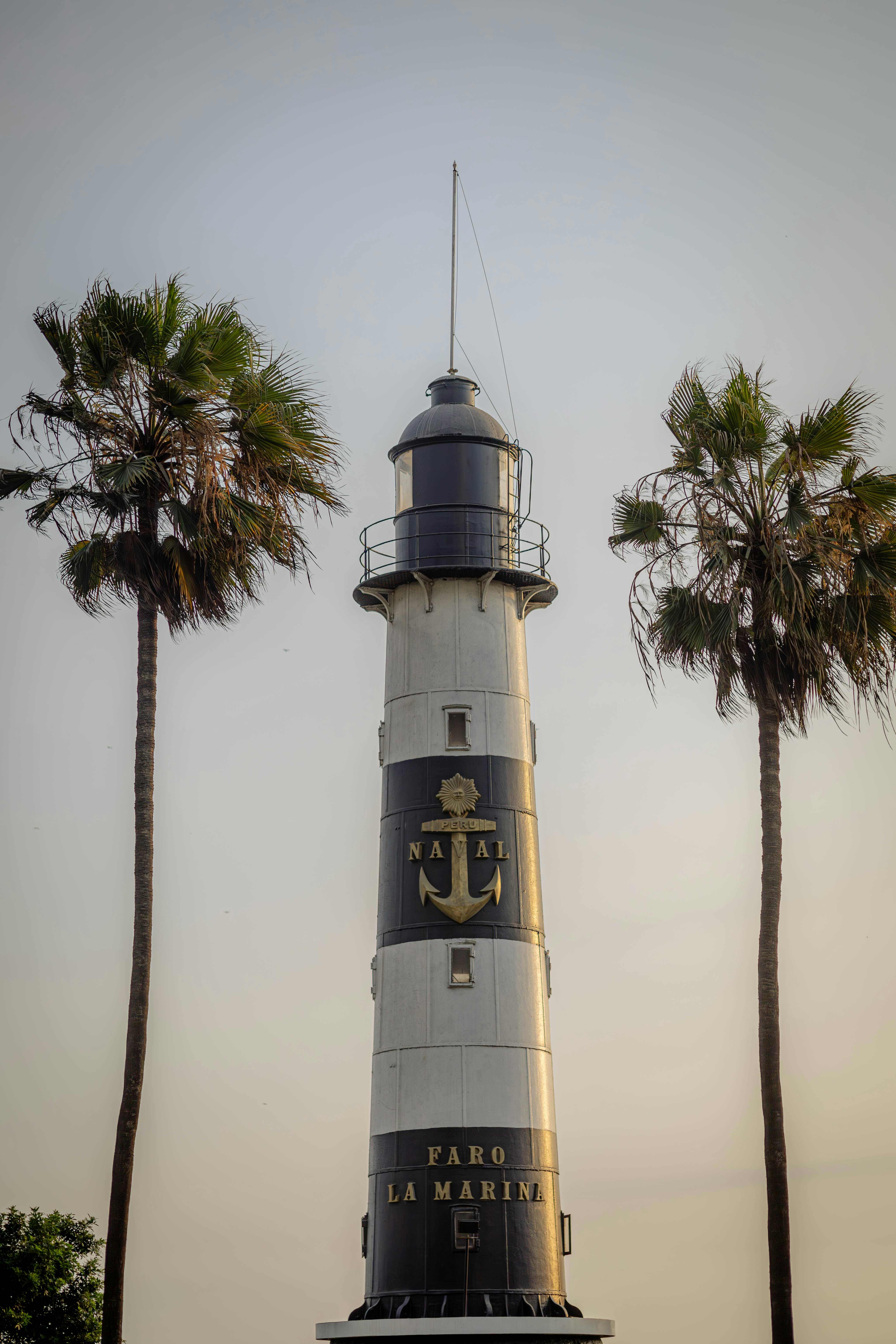 Mercusuar Faro La Marina di antara dua pohon palem di Lima, Peru