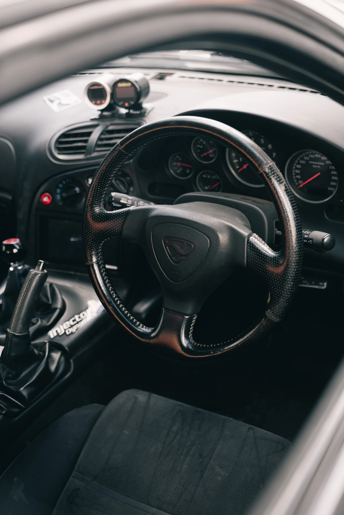 Interior mobil dengan setir hitam dan tuas persneling