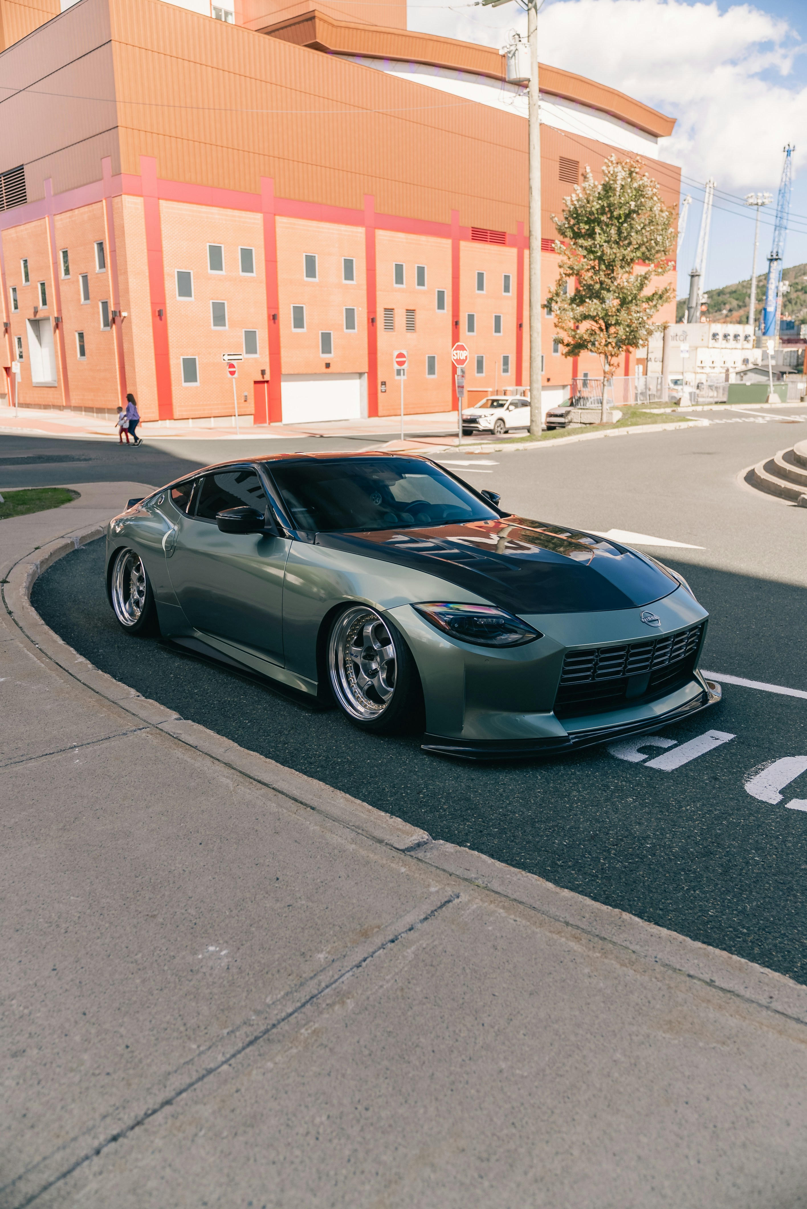 Un Nissan Z deportivo verde modificado aparcado en una esquina de la ciudad