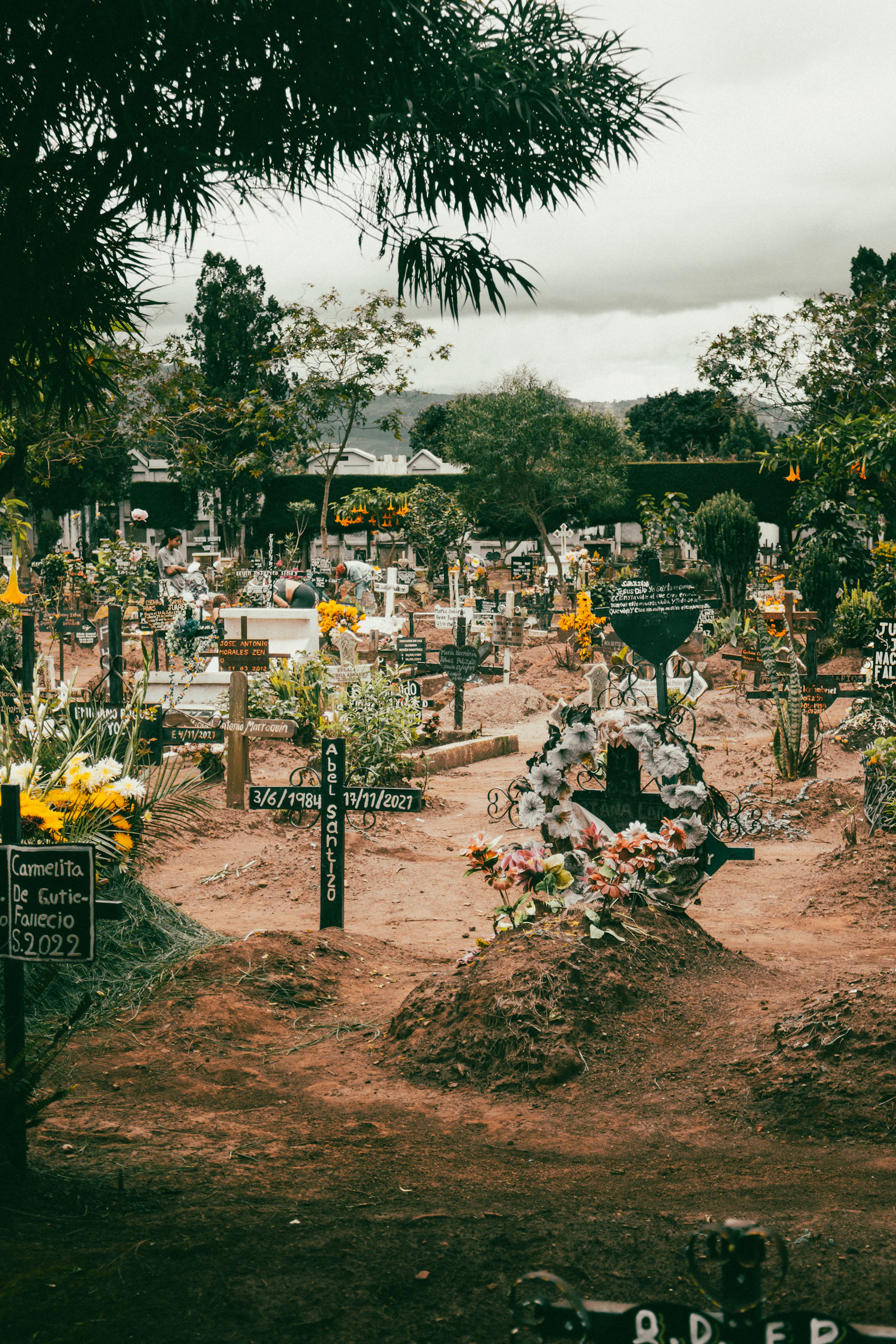 Panteón con tumbas y cruces decoradas