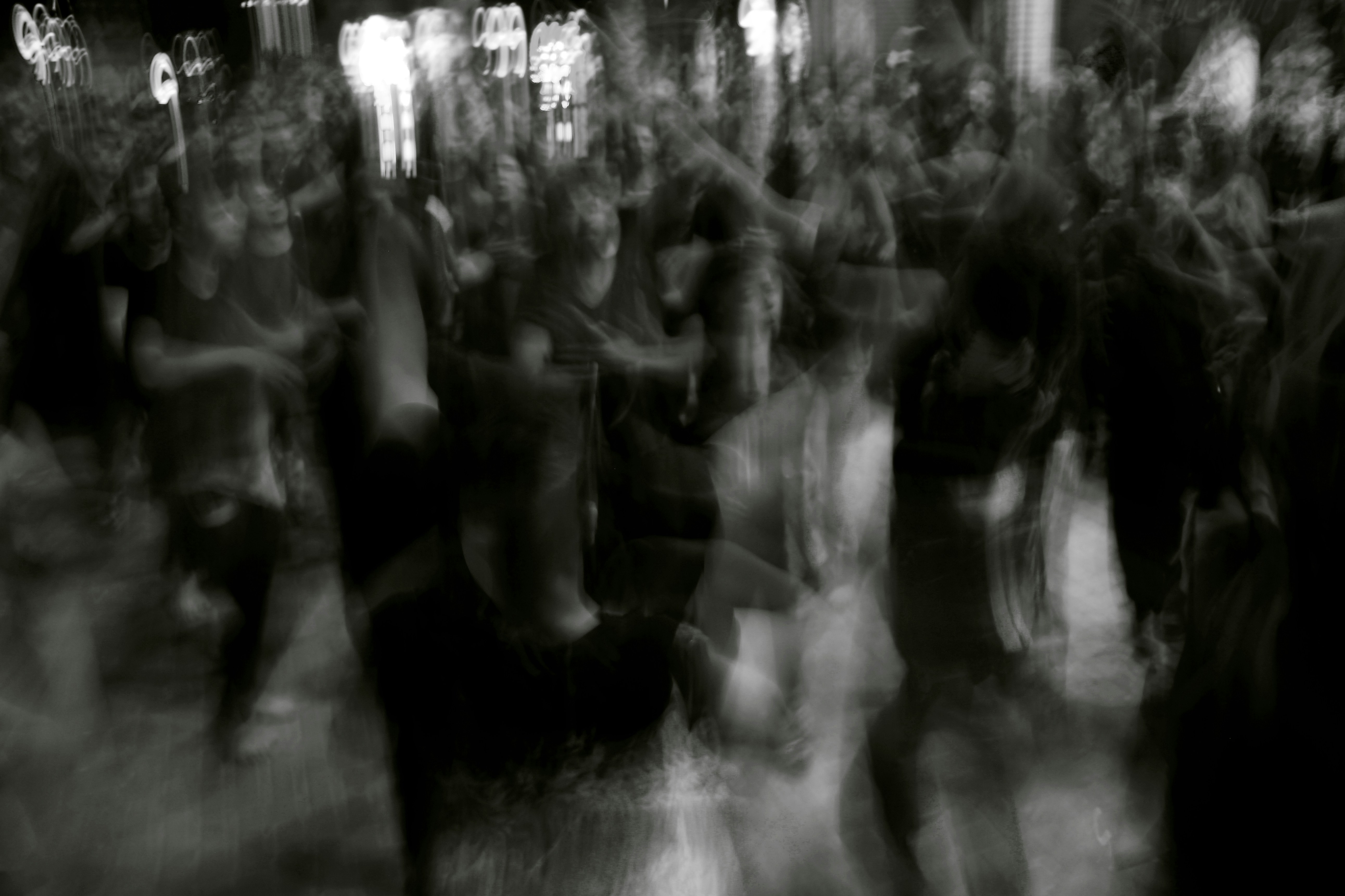 Une foule de personnes dansant dans un flou noir et blanc à longue exposition