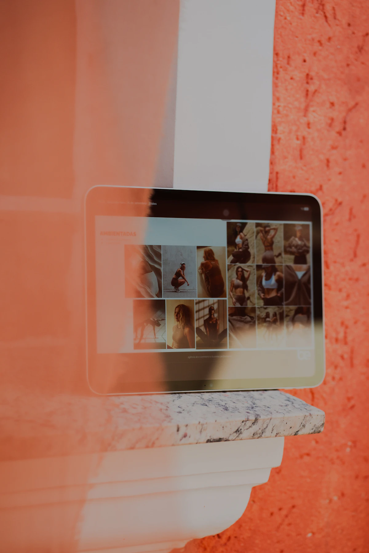 Tablet menampilkan galeri foto di atas tepian batu