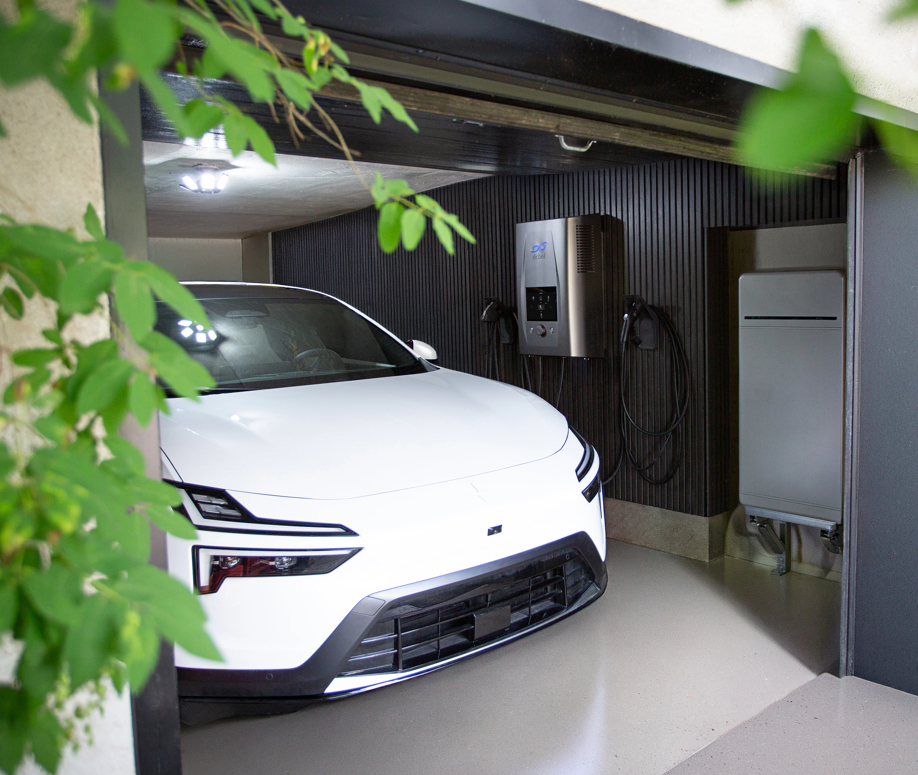 Voiture électrique dans un garage avec une borne de recharge murale