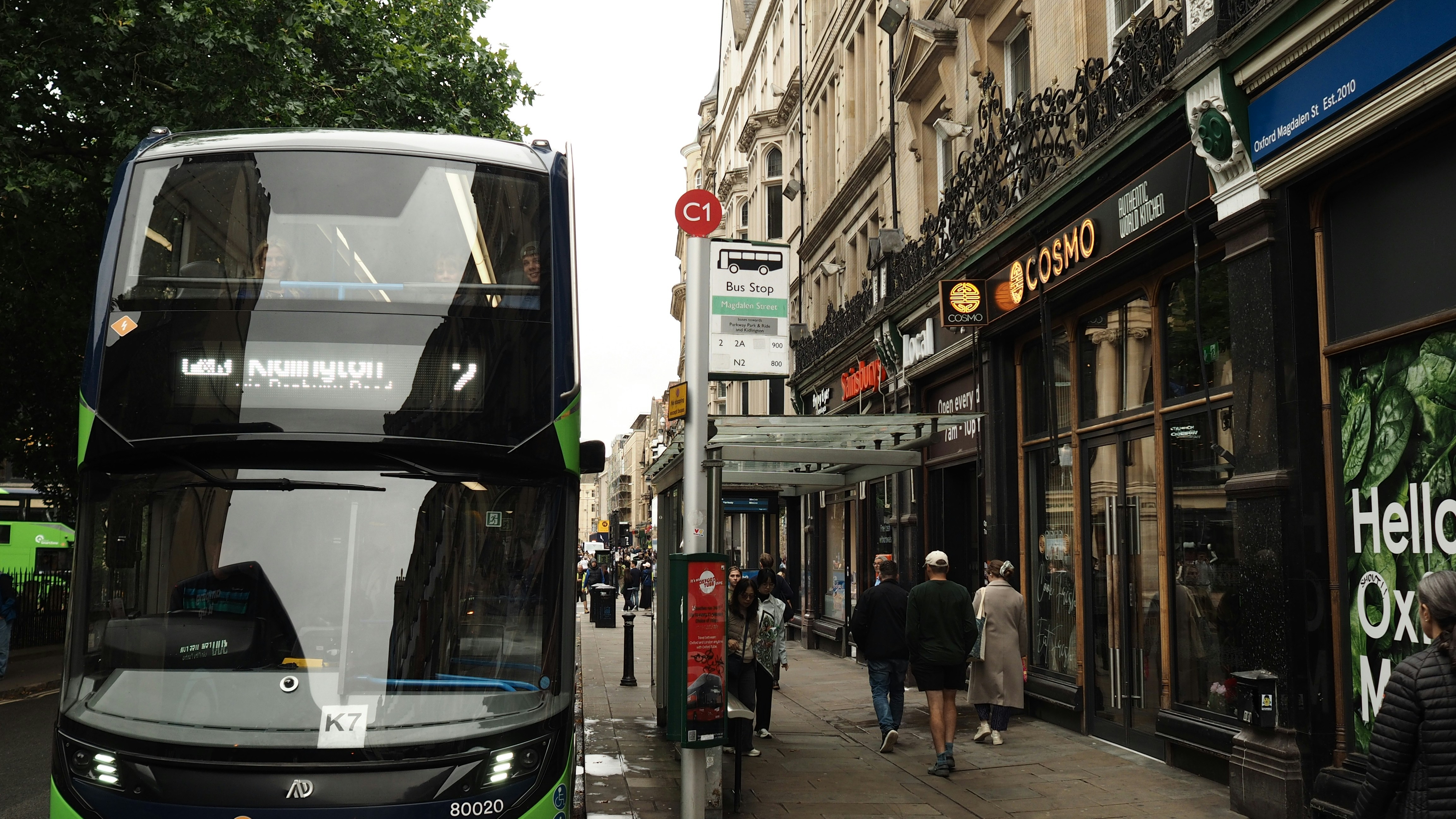 Un autobus a due piani a una fermata in Magdalen Street a Oxford