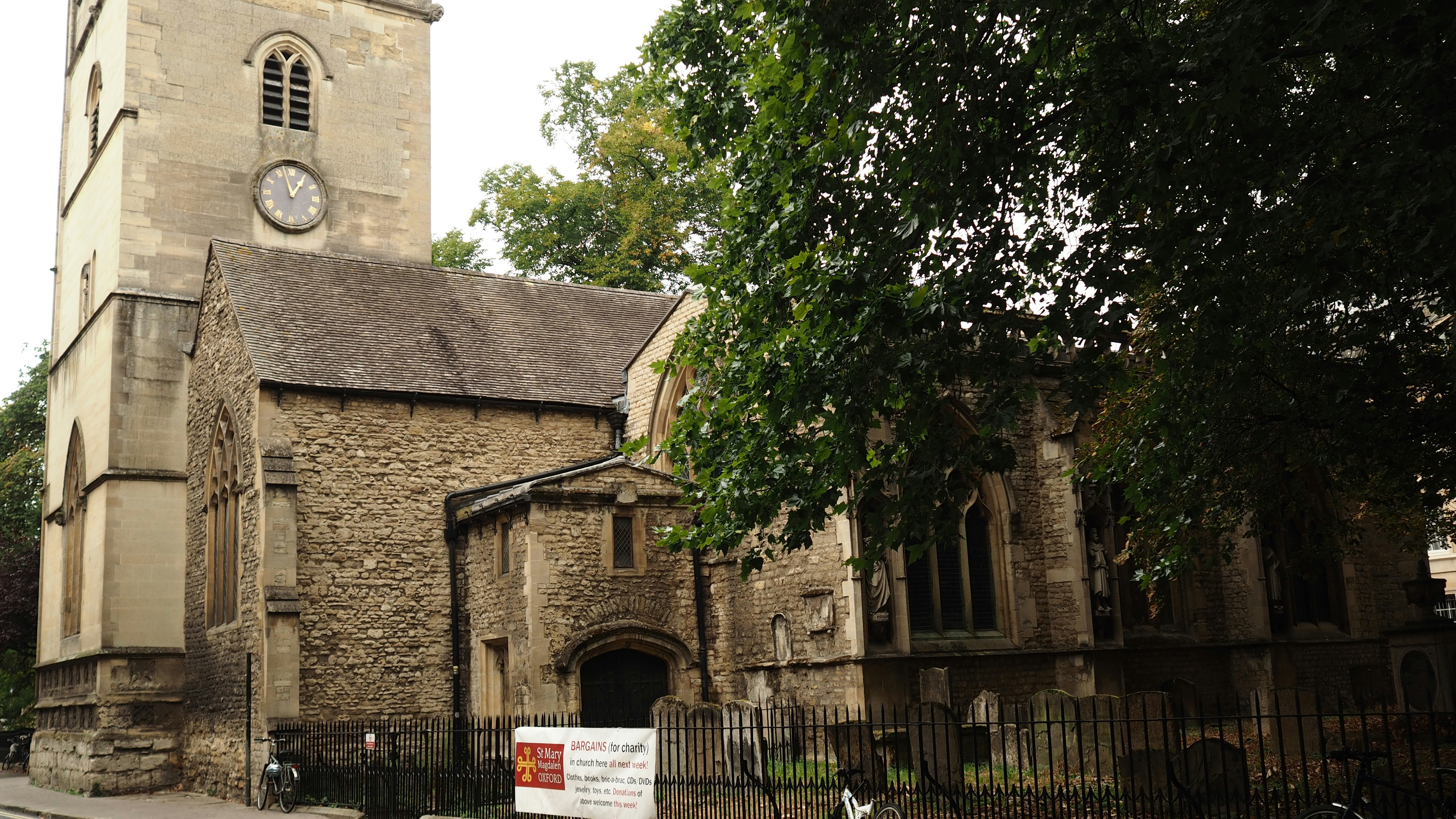Église Sainte-Marie-Madeleine avec une tour en pierre et un cimetière à Oxford
