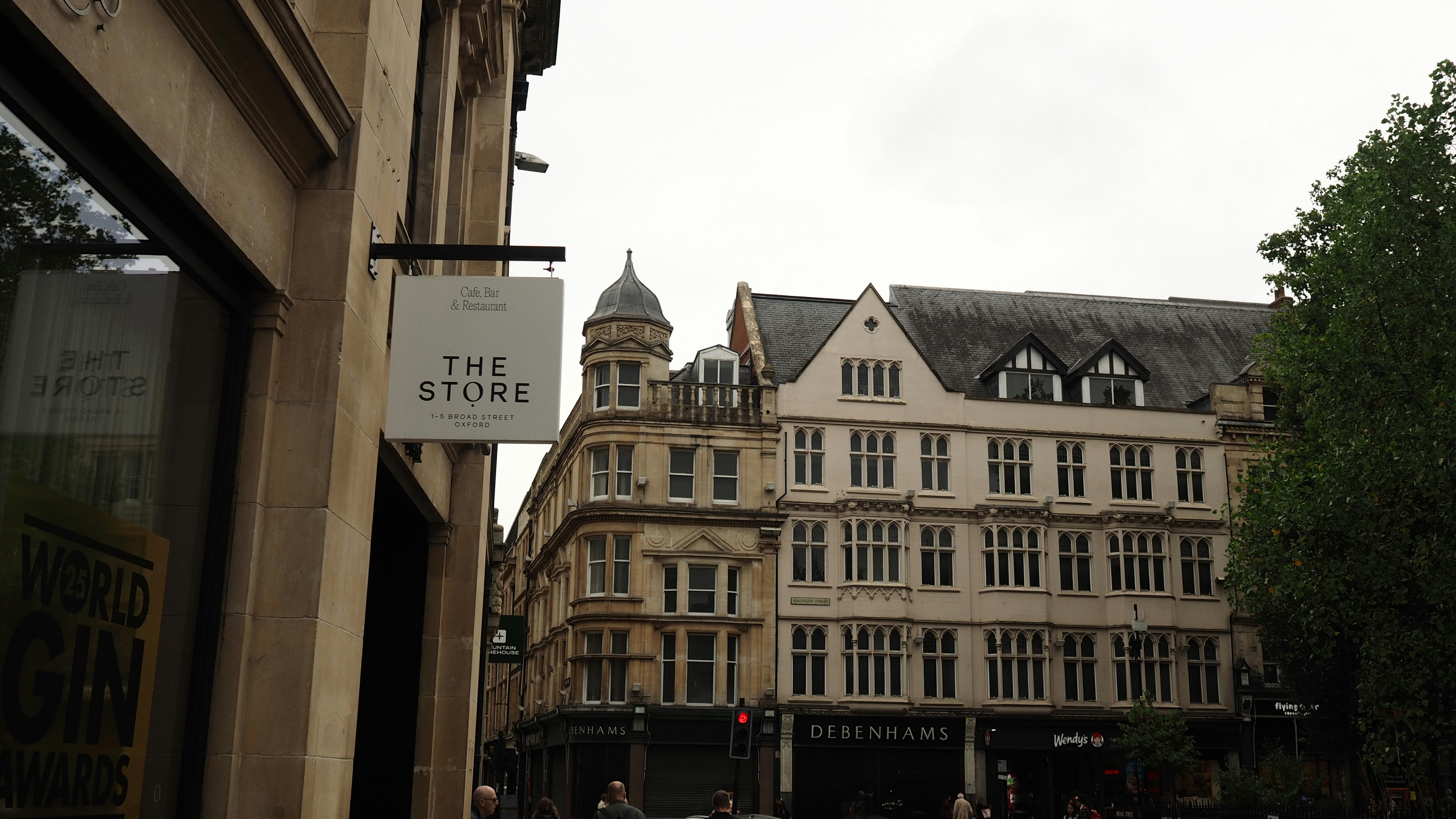 Une enseigne suspendue pour The Store sur Broad Street à Oxford