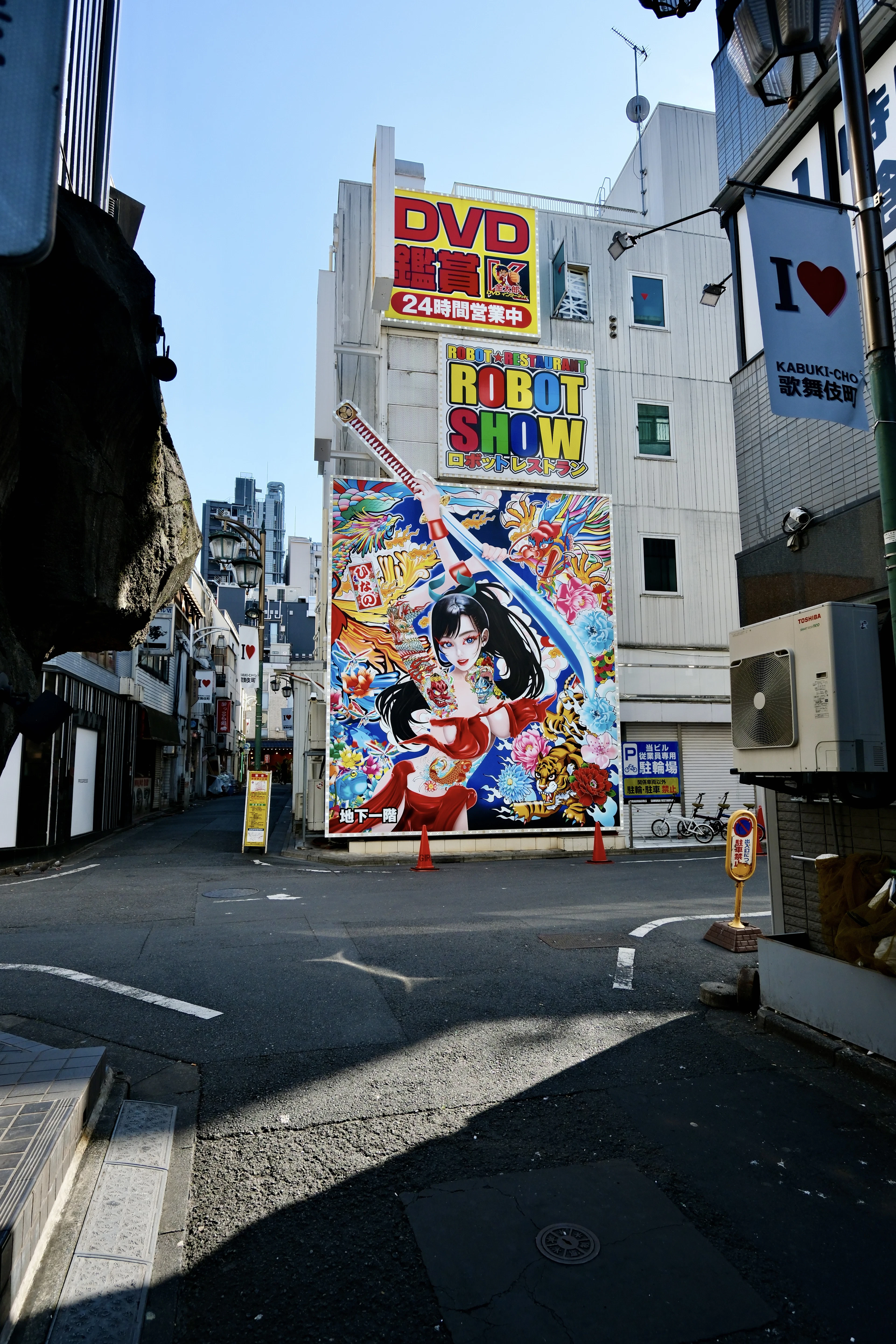 Grande fresque colorée d'une héroïne d'anime armée d'une épée, à Kabukichō (Tokyo)