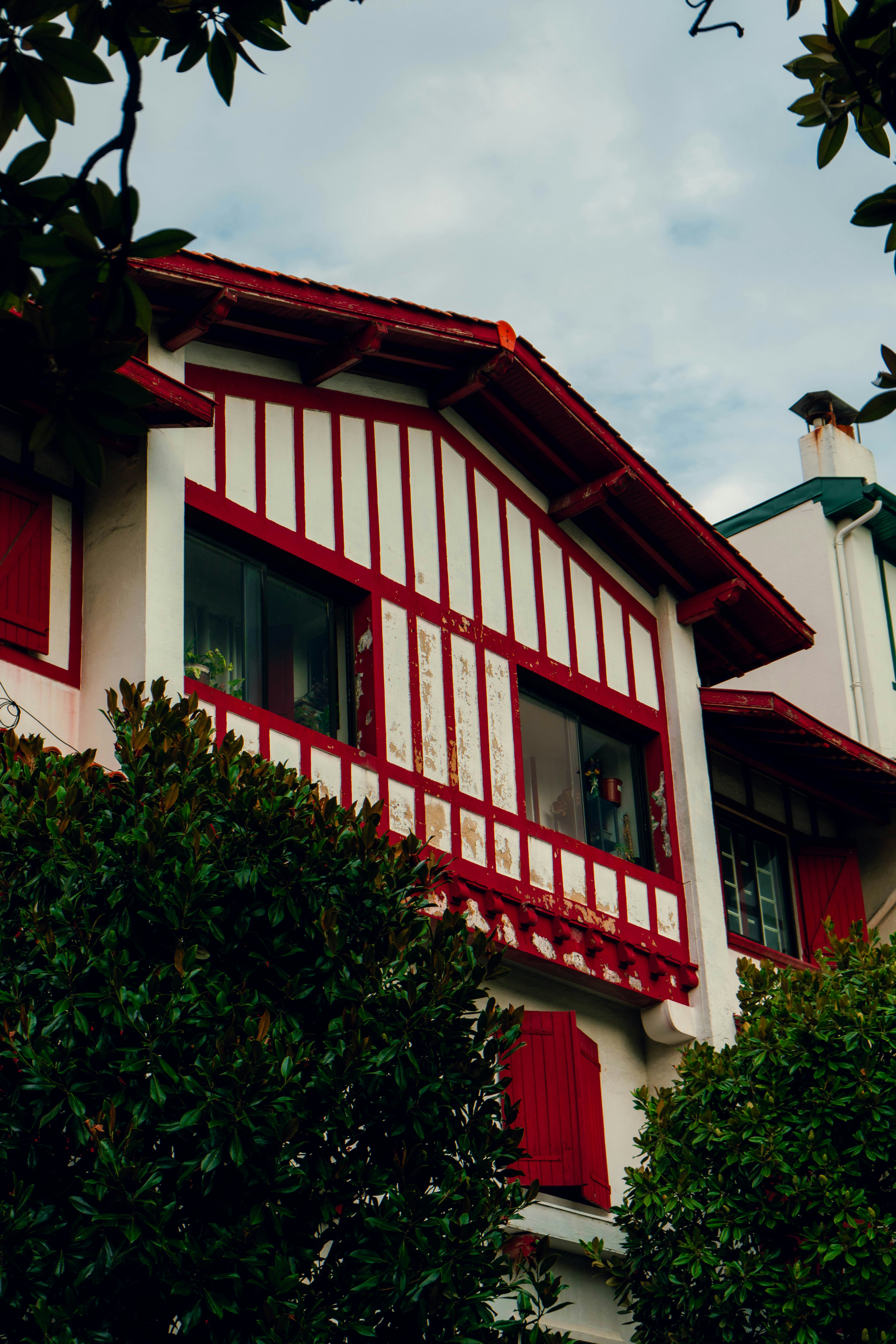 Maison basque à colombages rouges à Bayonne (Pyrénées-Atlantiques)
