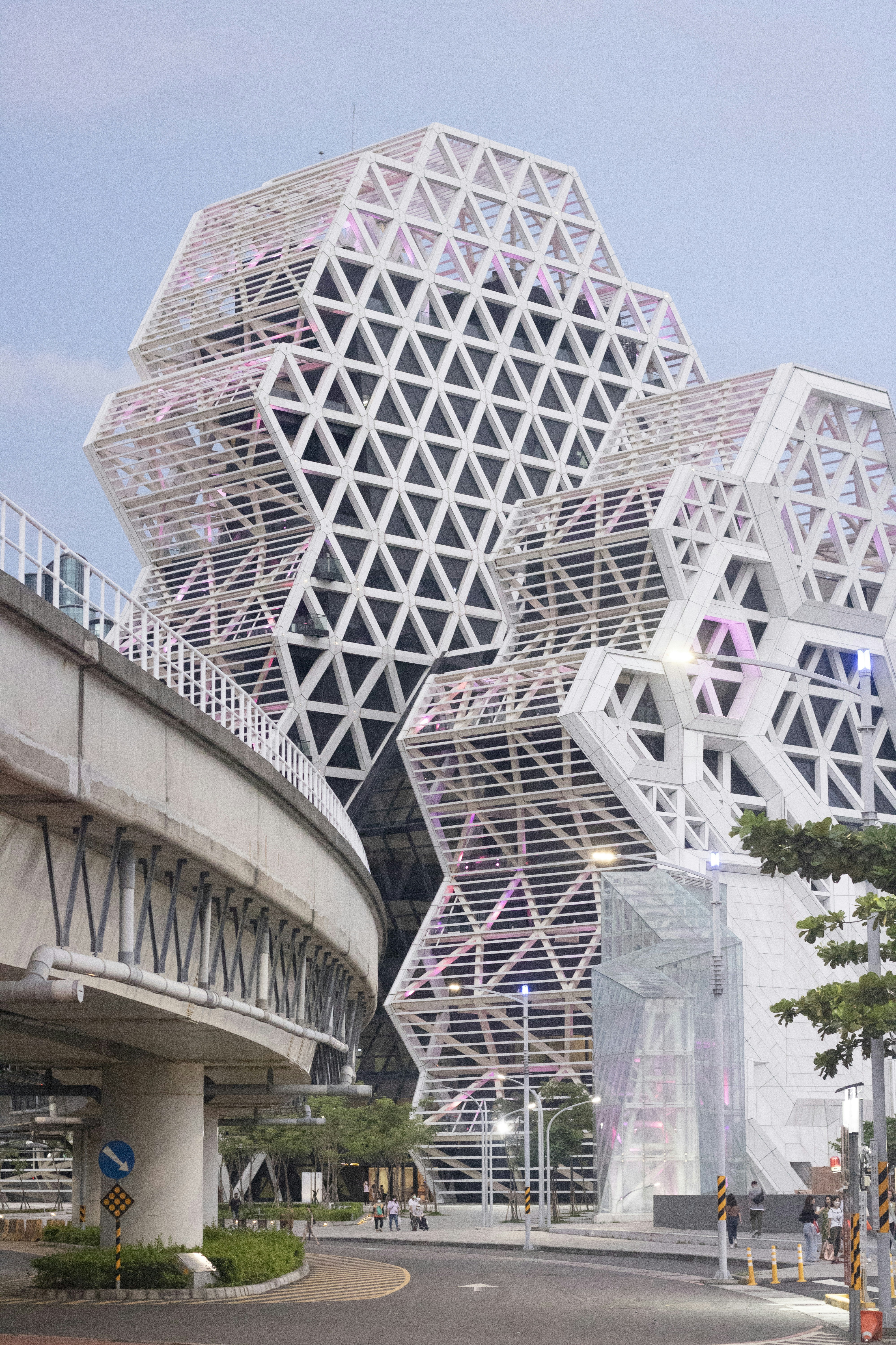Modern building with geometric lattice facade - Free Photo on Unsplash