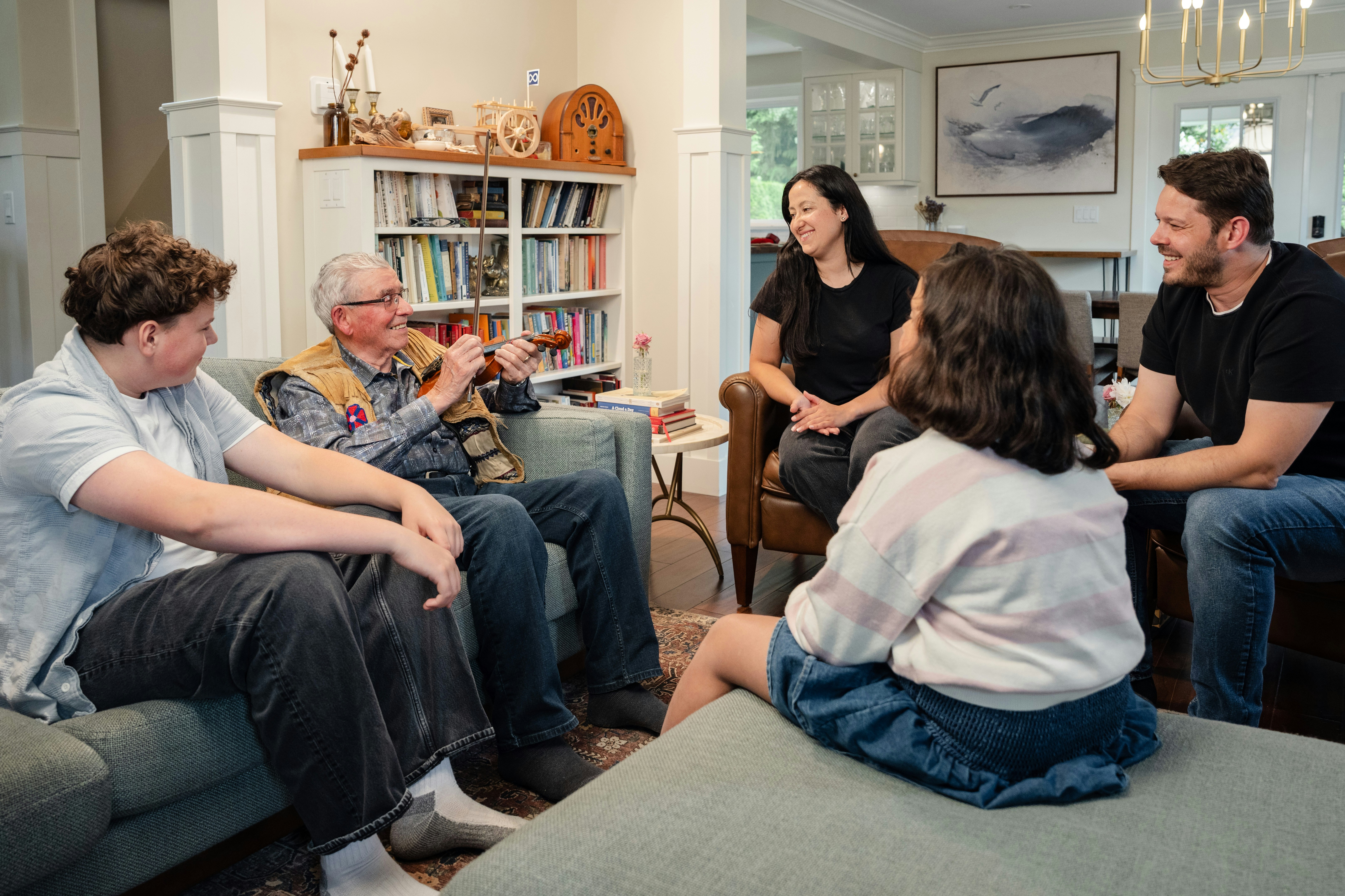 Famille dans le salon avec un violon - Photo gratuite sur Unsplash