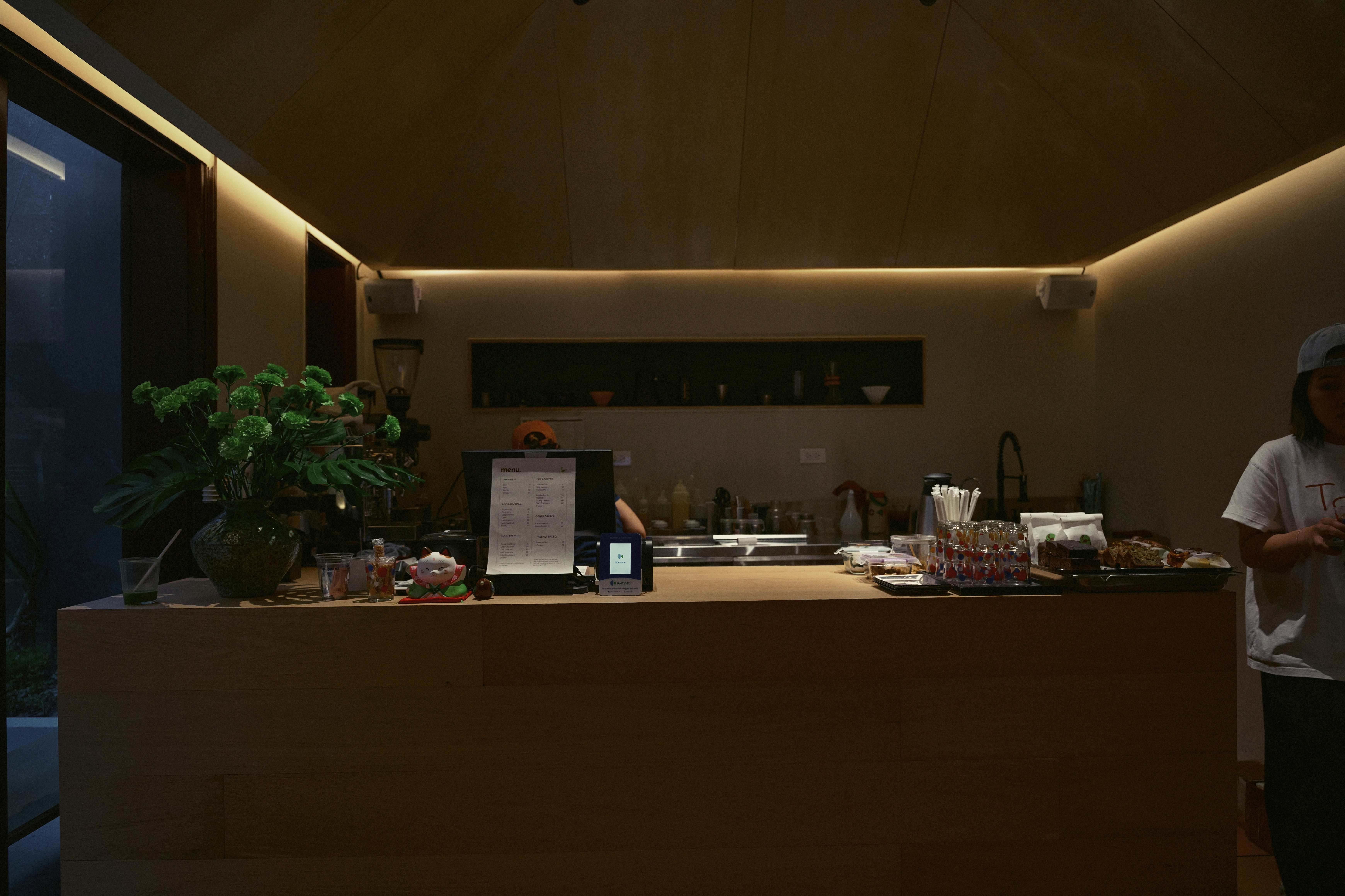 Coffee shop counter with wooden decor - Free Photo on Unsplash