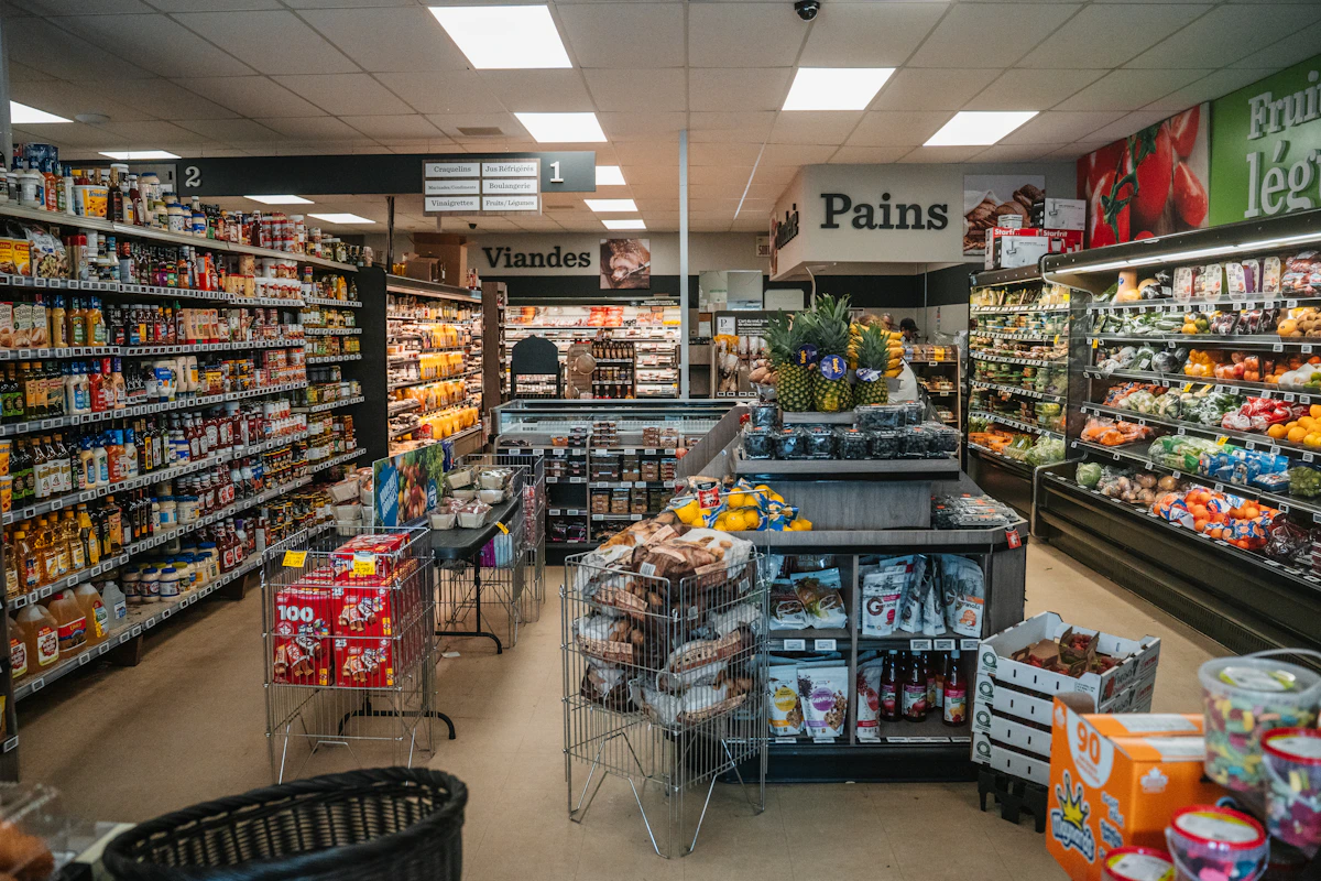 Rak bahan makanan dan sayuran di lorong supermarket yang terang