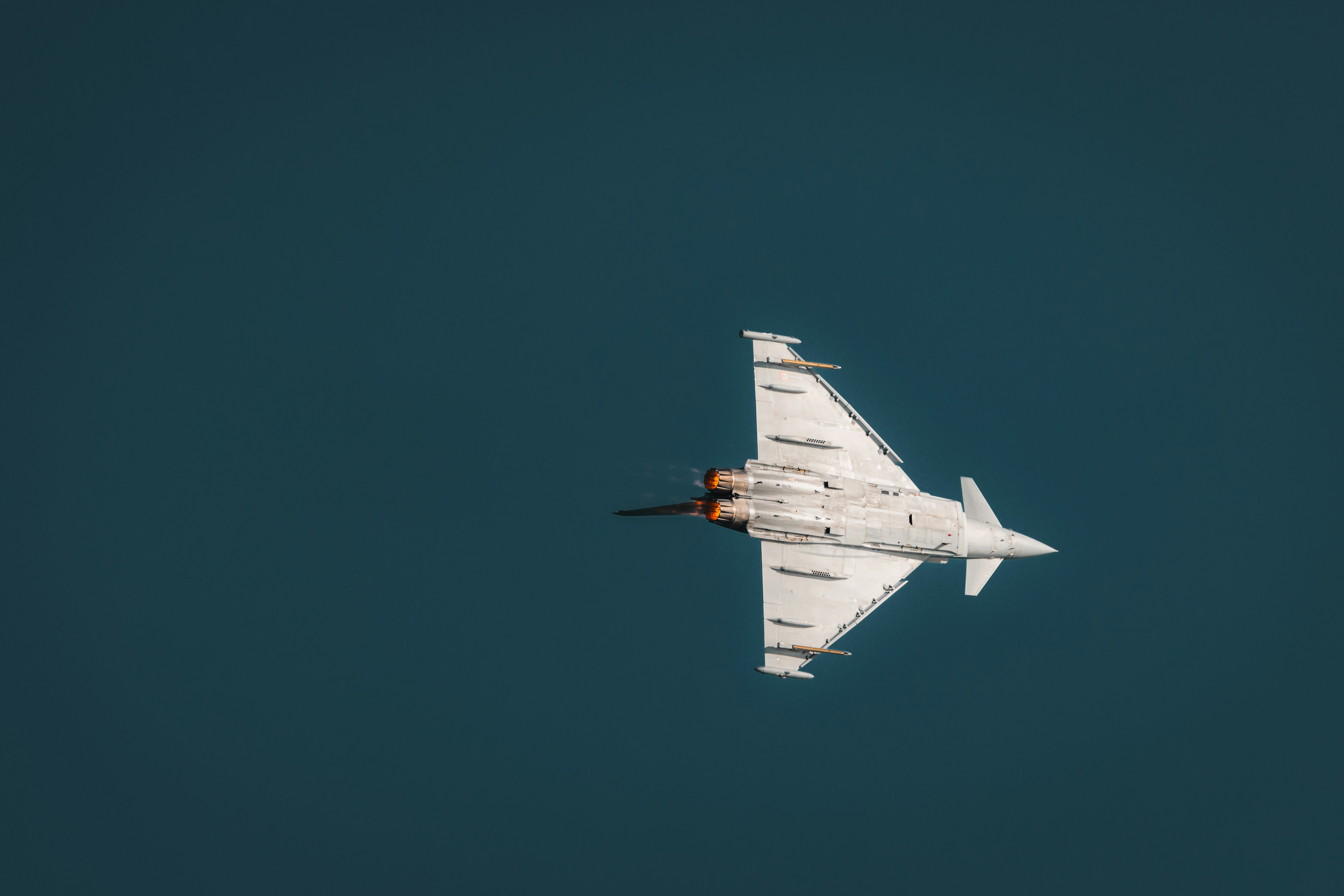 Jet Eurofighter Typhoon terbang di langit biru pekat