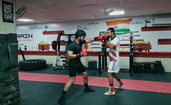 Sparring técnico en un gimnasio moderno