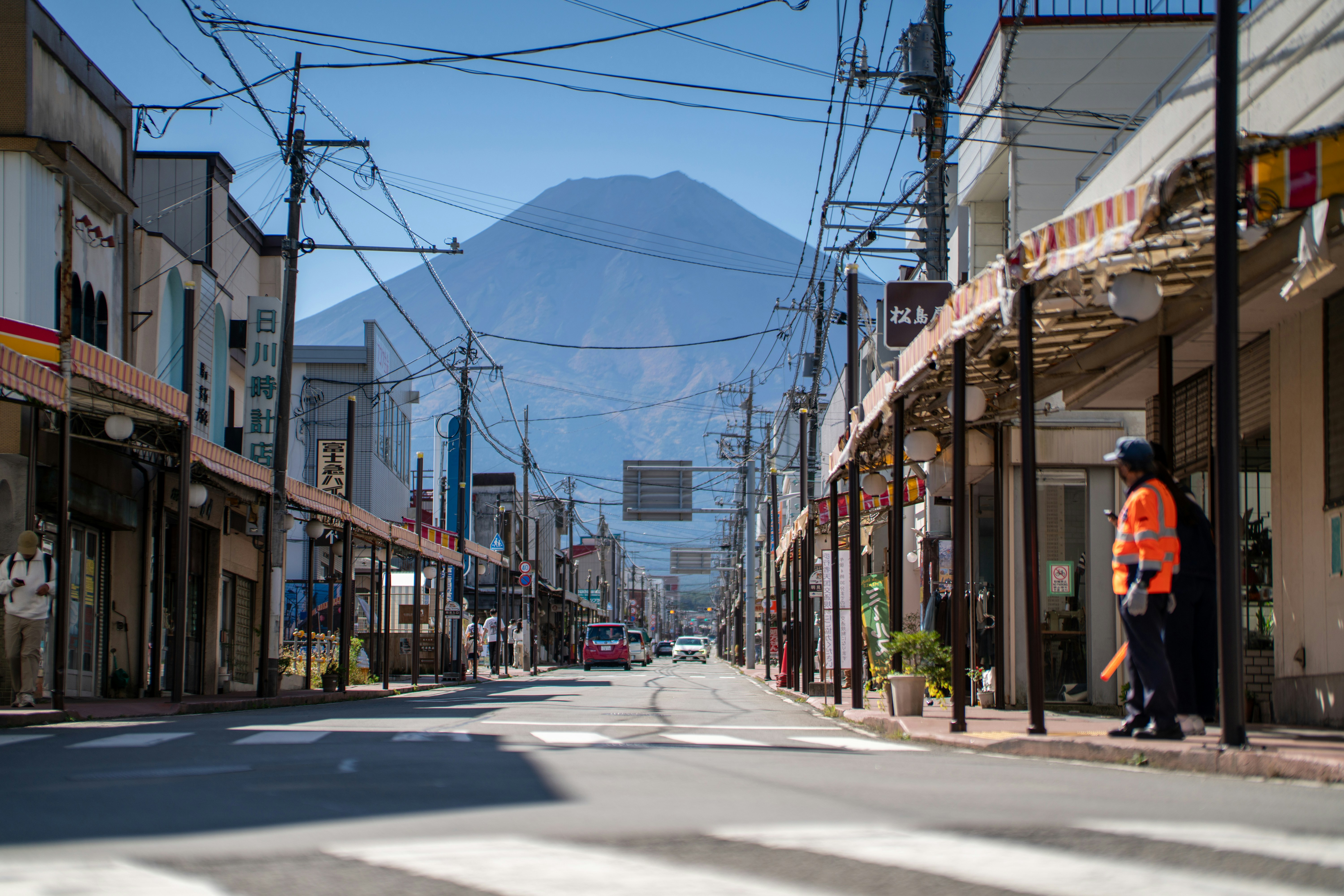 Une rue au Japon avec le mont Fuji en arrière-plan sous un ciel dégagé