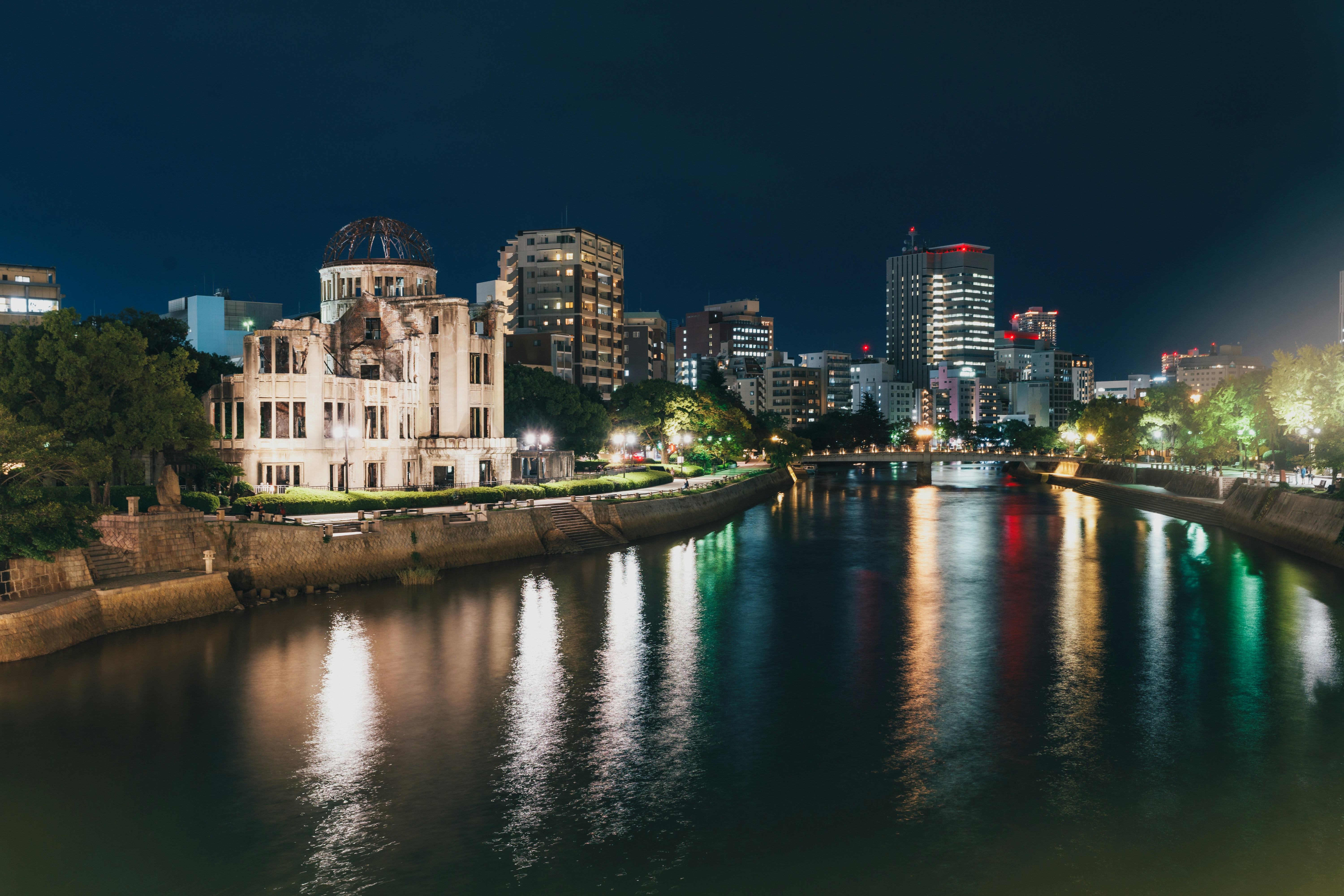 Le Dôme de la Bombe Atomique illuminé la nuit au bord de la rivière Motoyasu à Hiroshima