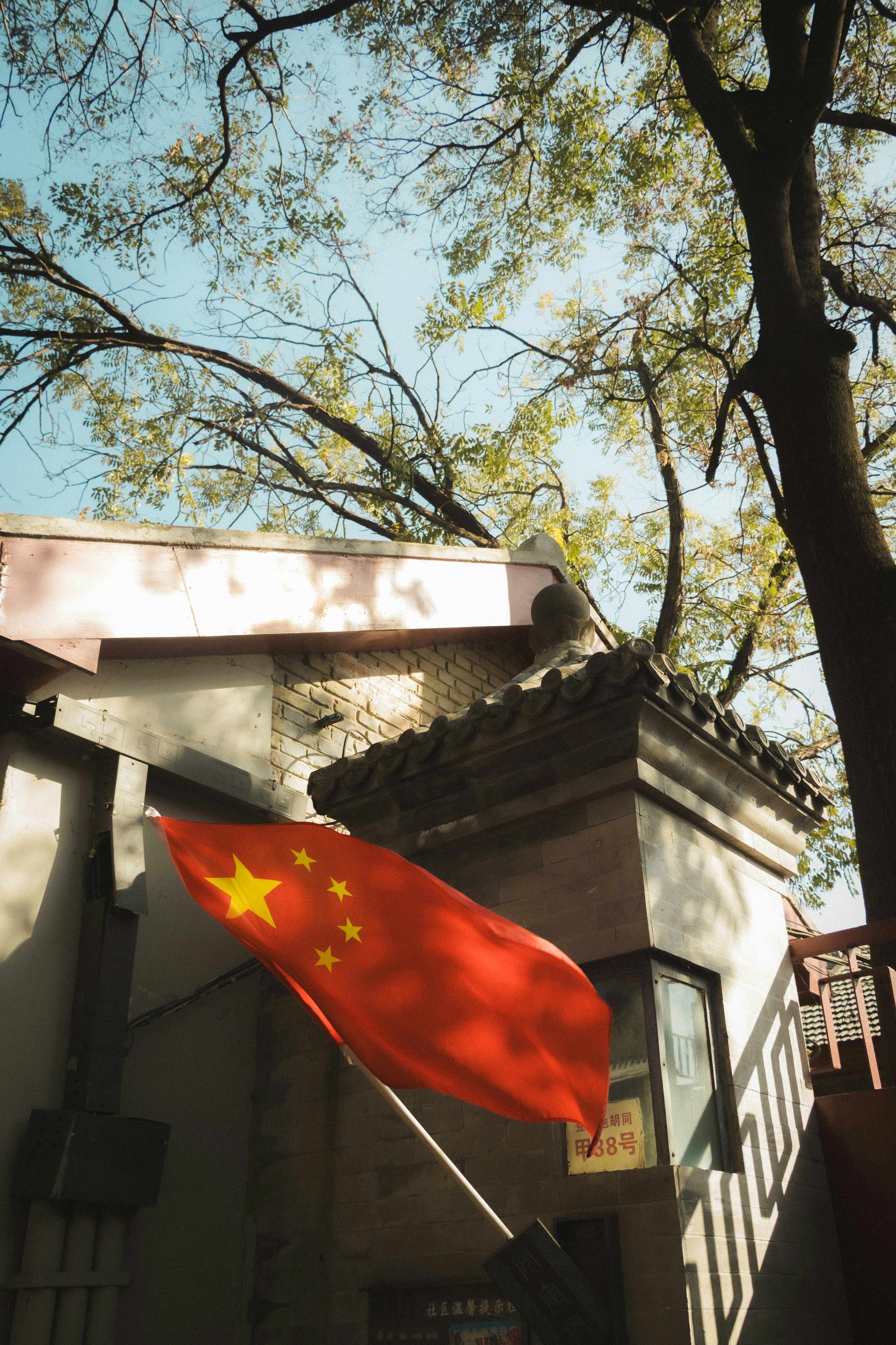 Chinese flag at traditional brick building - Free Photo on Unsplash
