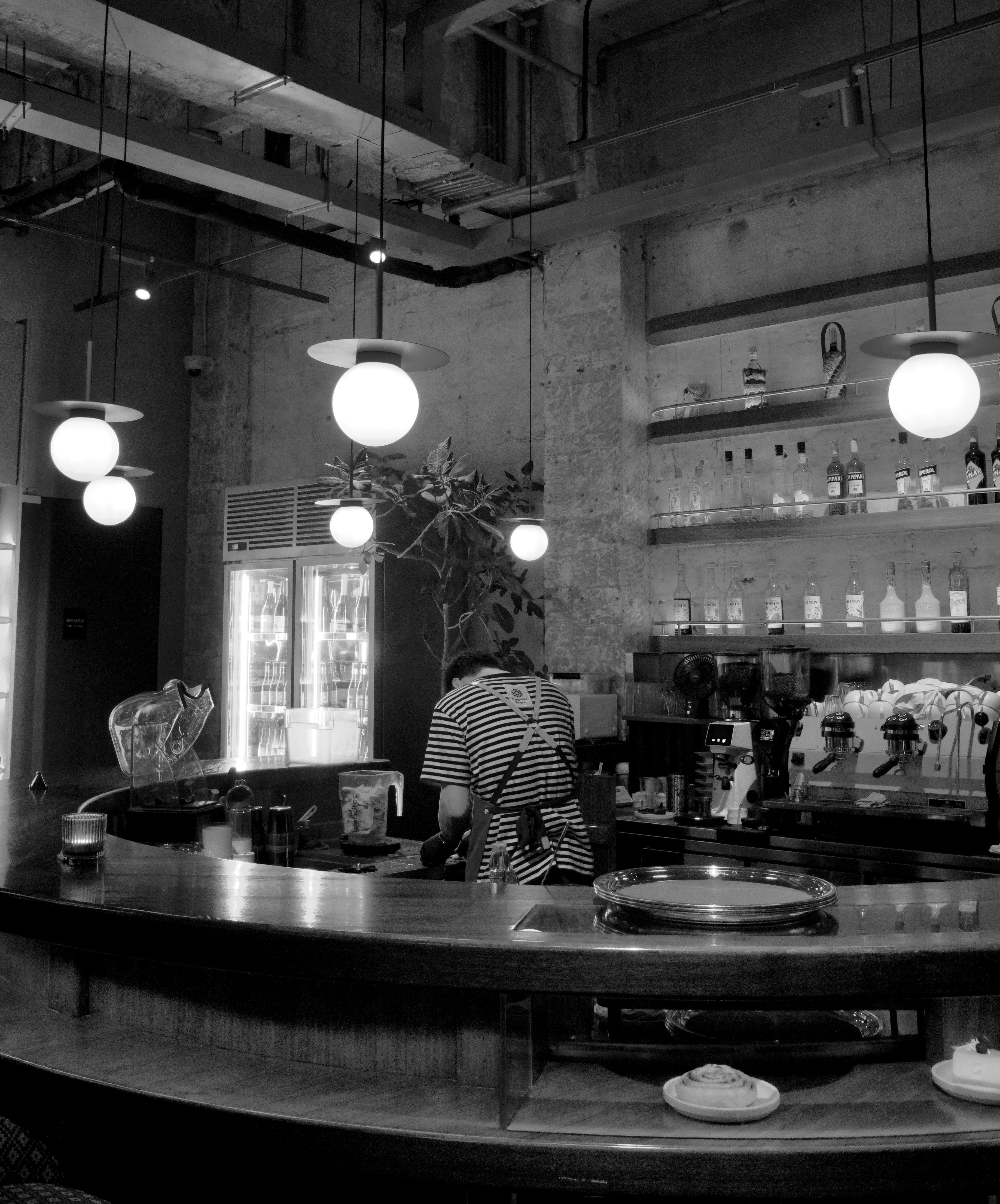Person working behind curved wooden bar - Free Photo on Unsplash