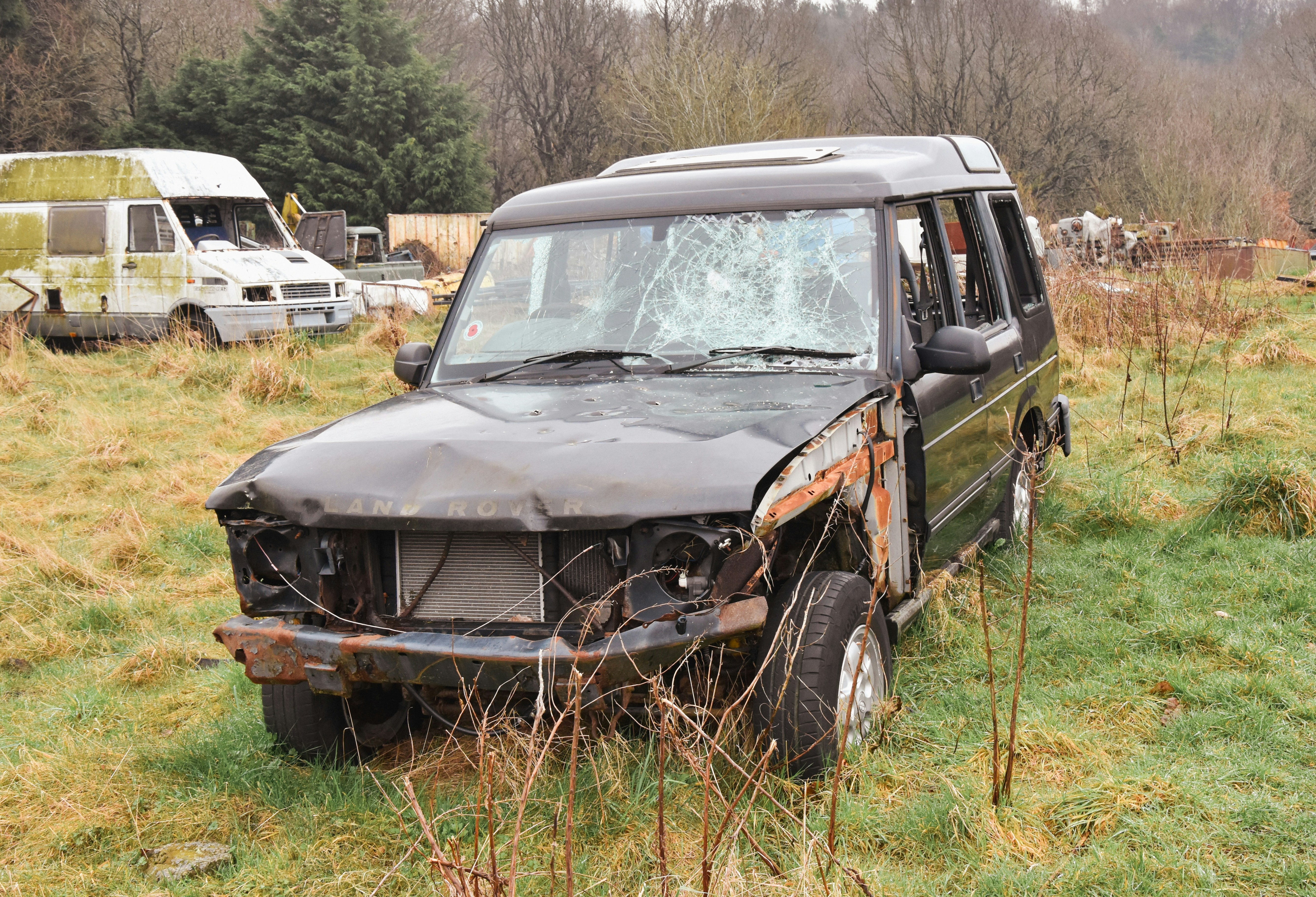 Wrecked black SUV in grassy field - Free Photo on Unsplash