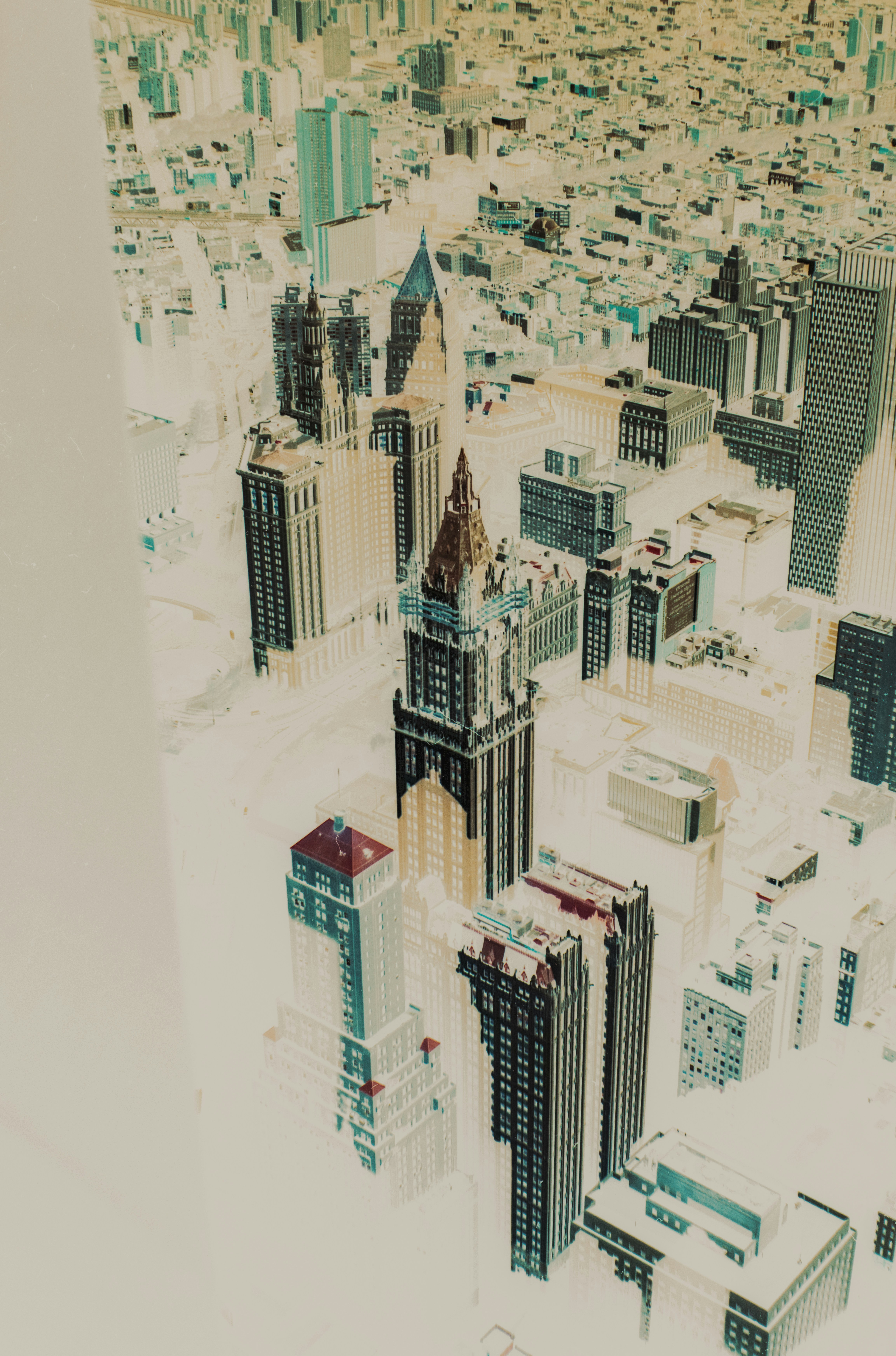 Uma vista aérea de arranha-céus no Lower Manhattan com um efeito de cor invertida de alto contraste