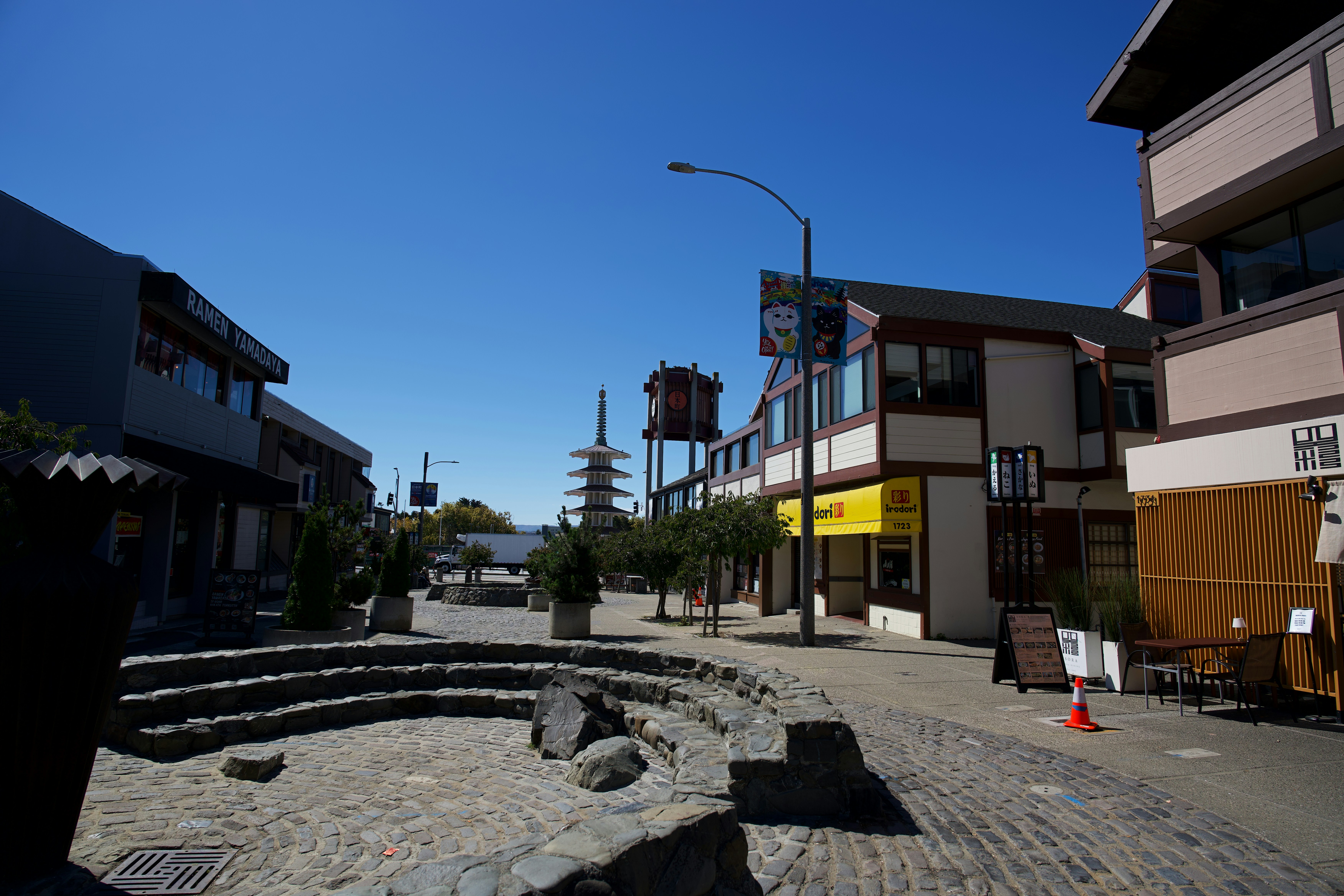 Una piazza di pietra con una pagoda in lontananza a Japantown, San Francisco