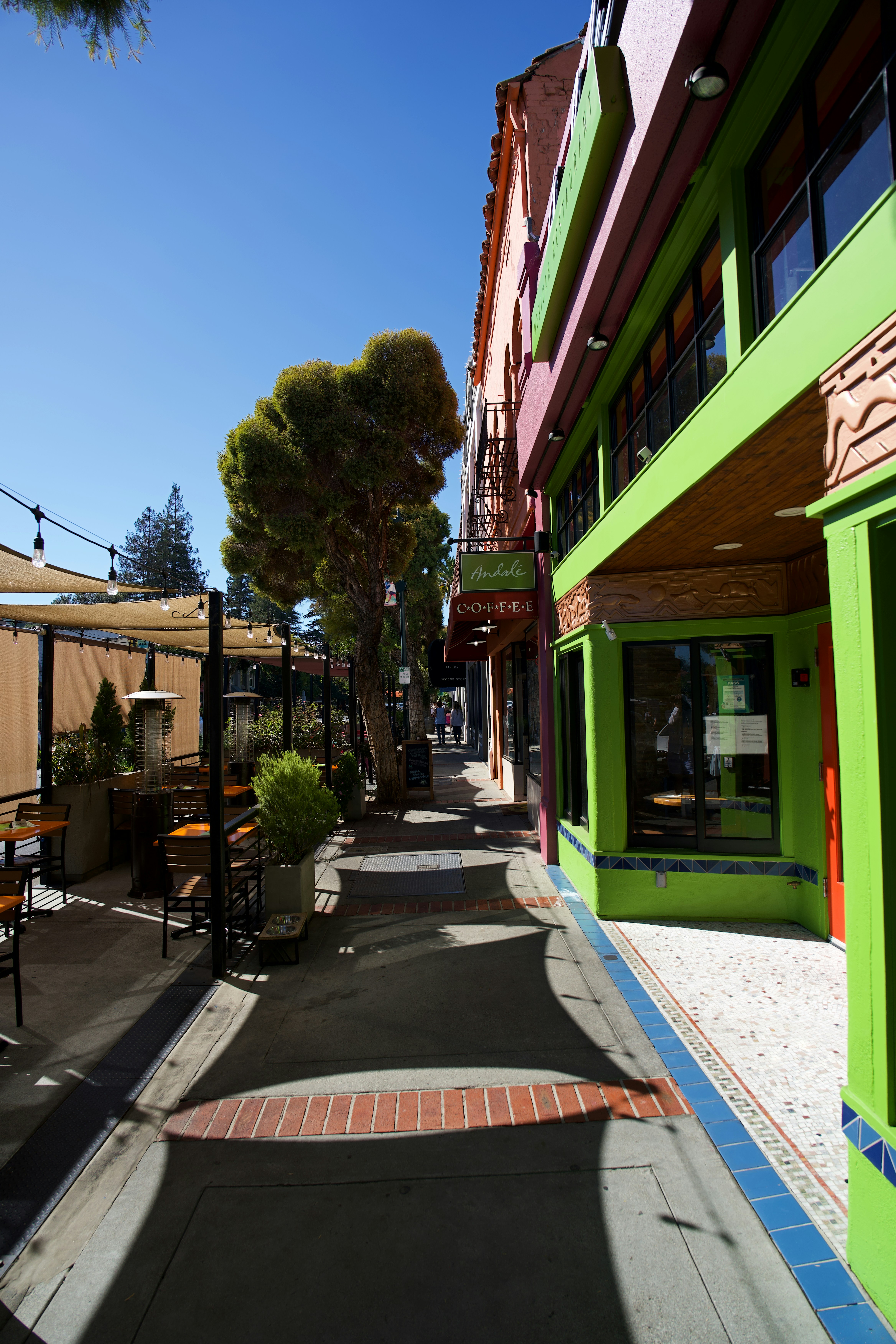 Sidewalk cafe with green building facade - Free Photo on Unsplash