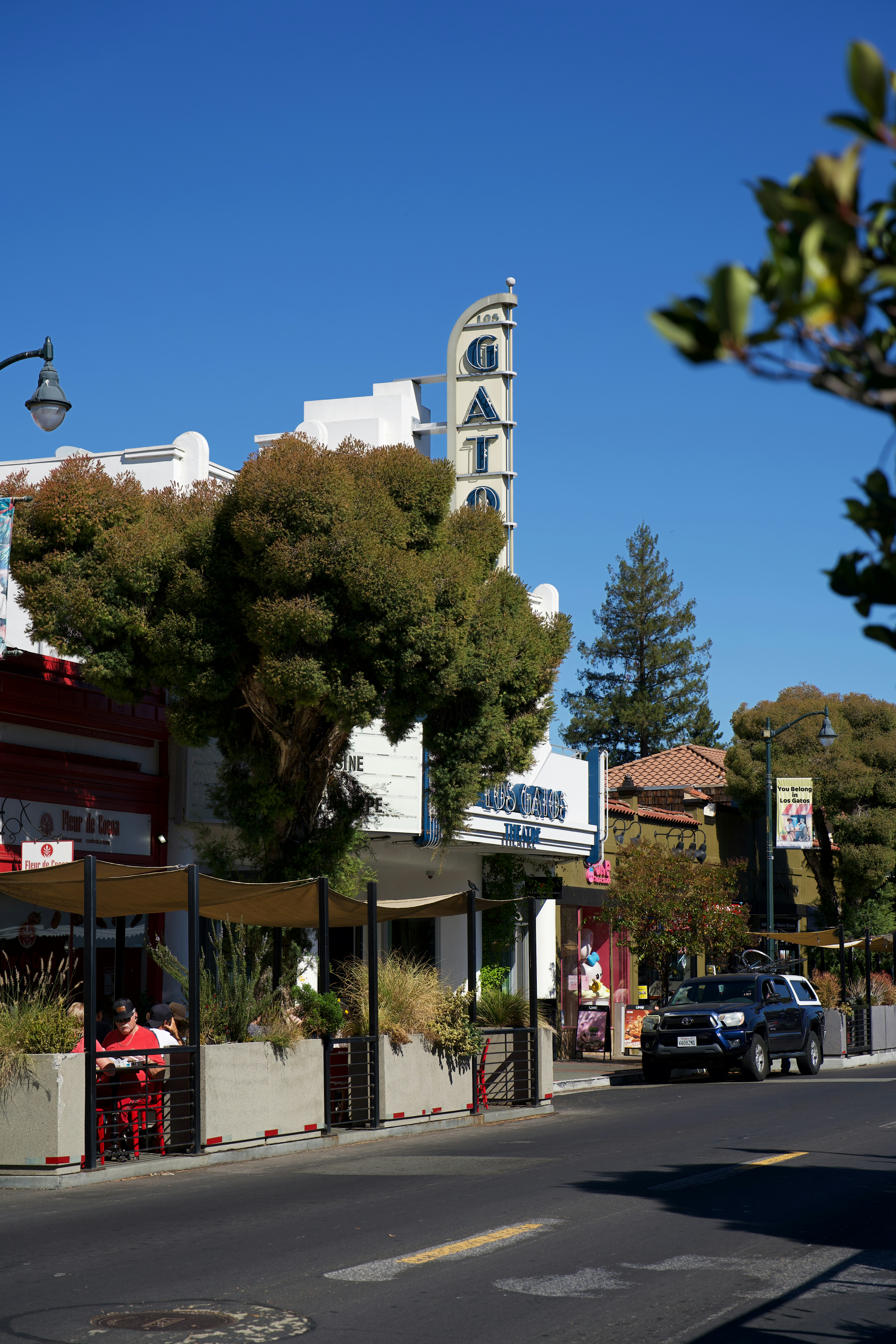 Il tendone del Los Gatos Theatre su una strada soleggiata a Los Gatos, California
