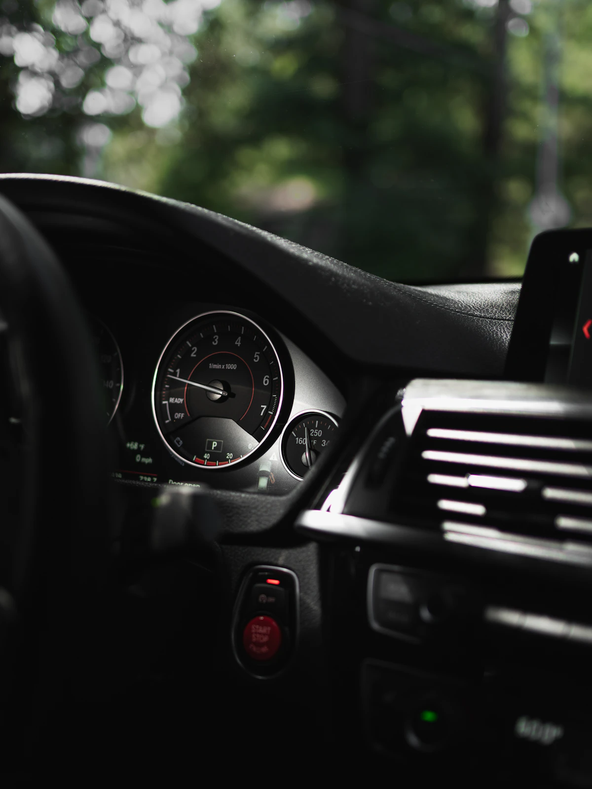 Dasbor mobil dengan tachometer dan tombol start