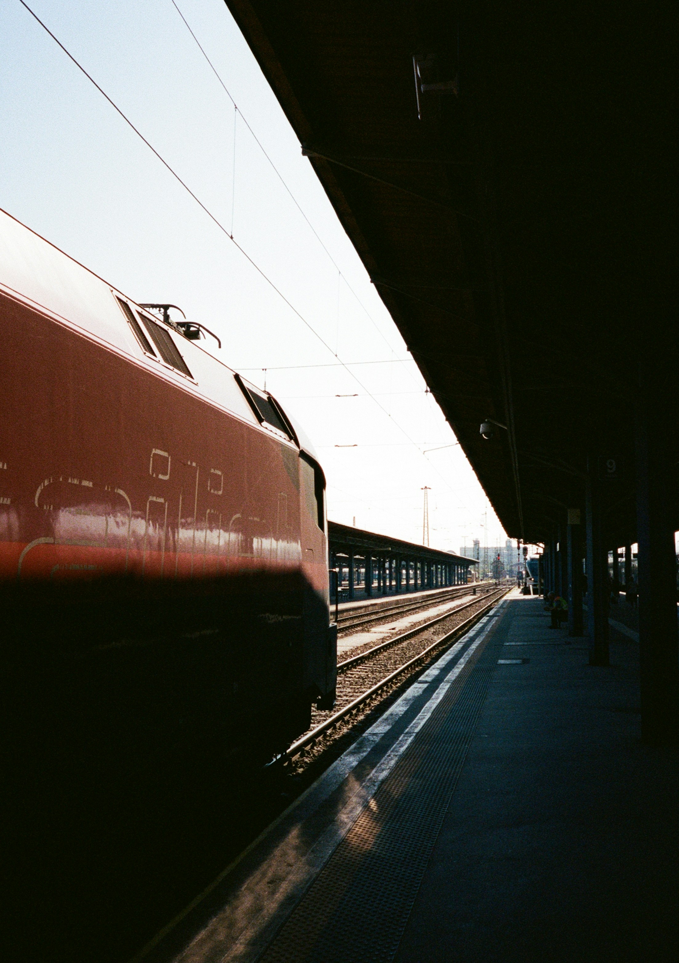 Eine rote Lokomotive auf einem Bahnsteig in Budapest, Ungarn