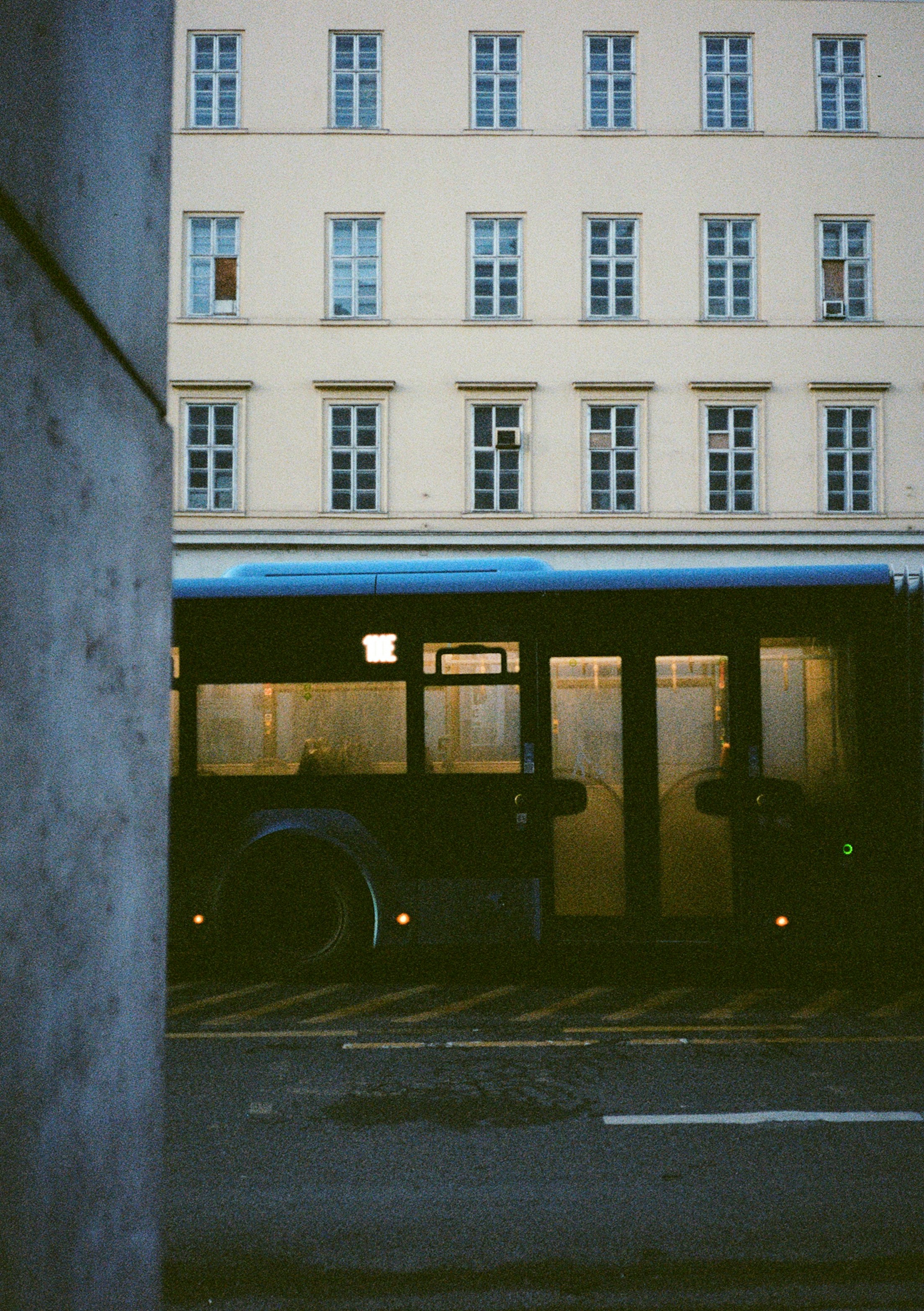 Ein dunkelblauer Bus parkte auf einer Straße vor einem hohen Gebäude in Budapest