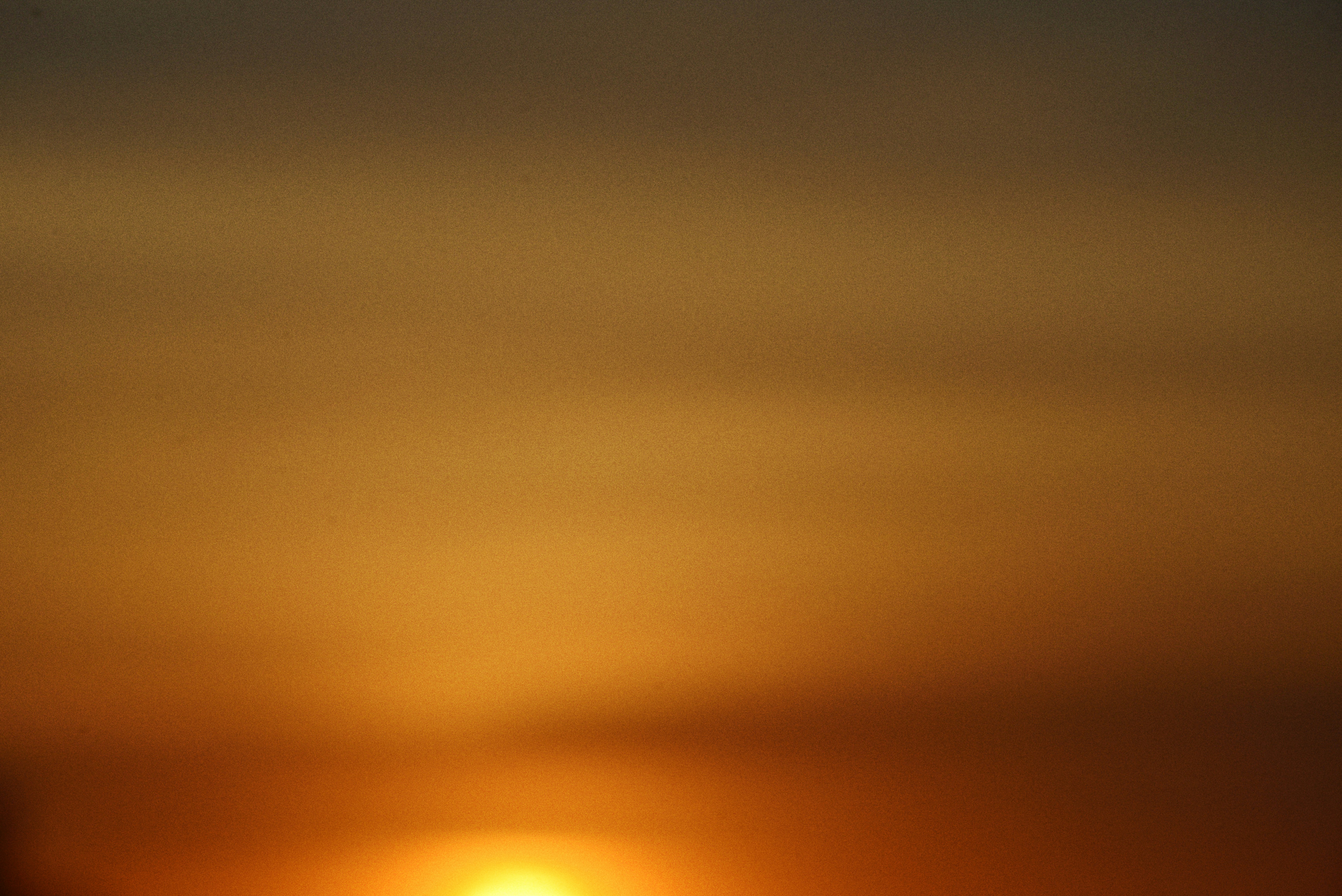 Un soleil éclatant au bas d’un ciel dégradé orange chaud