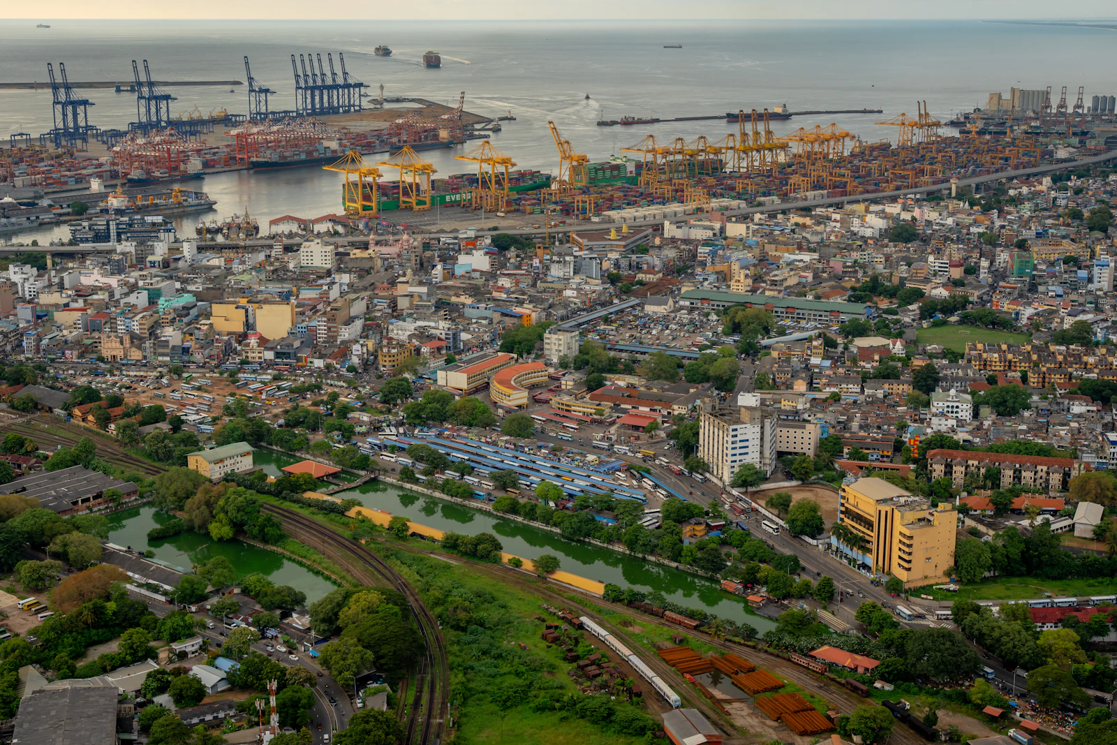 Vue aérienne d'un port de commerce et de la ville qui l'entoure
