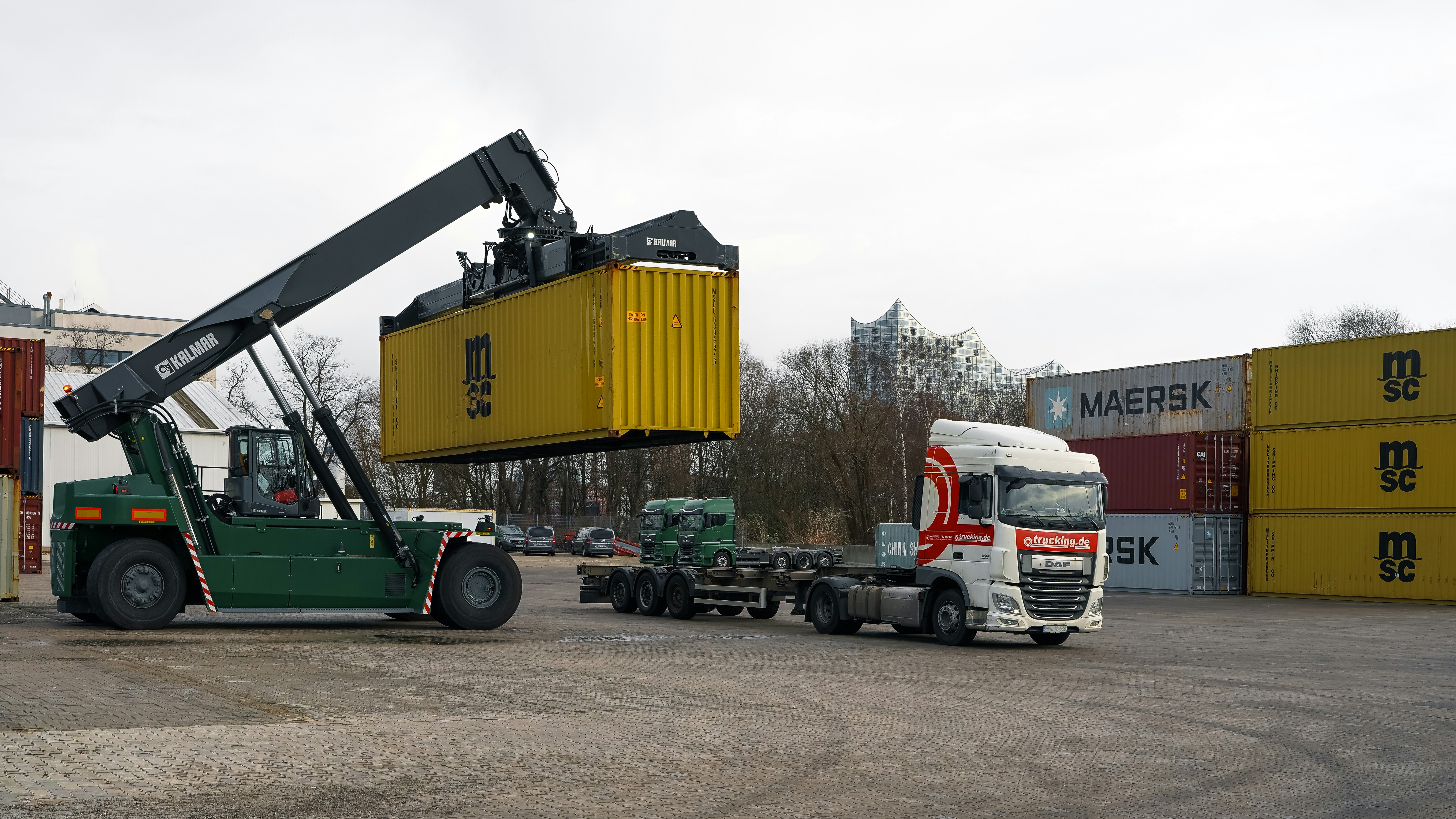 Reach stacker loading shipping container - Free Photo on Unsplash