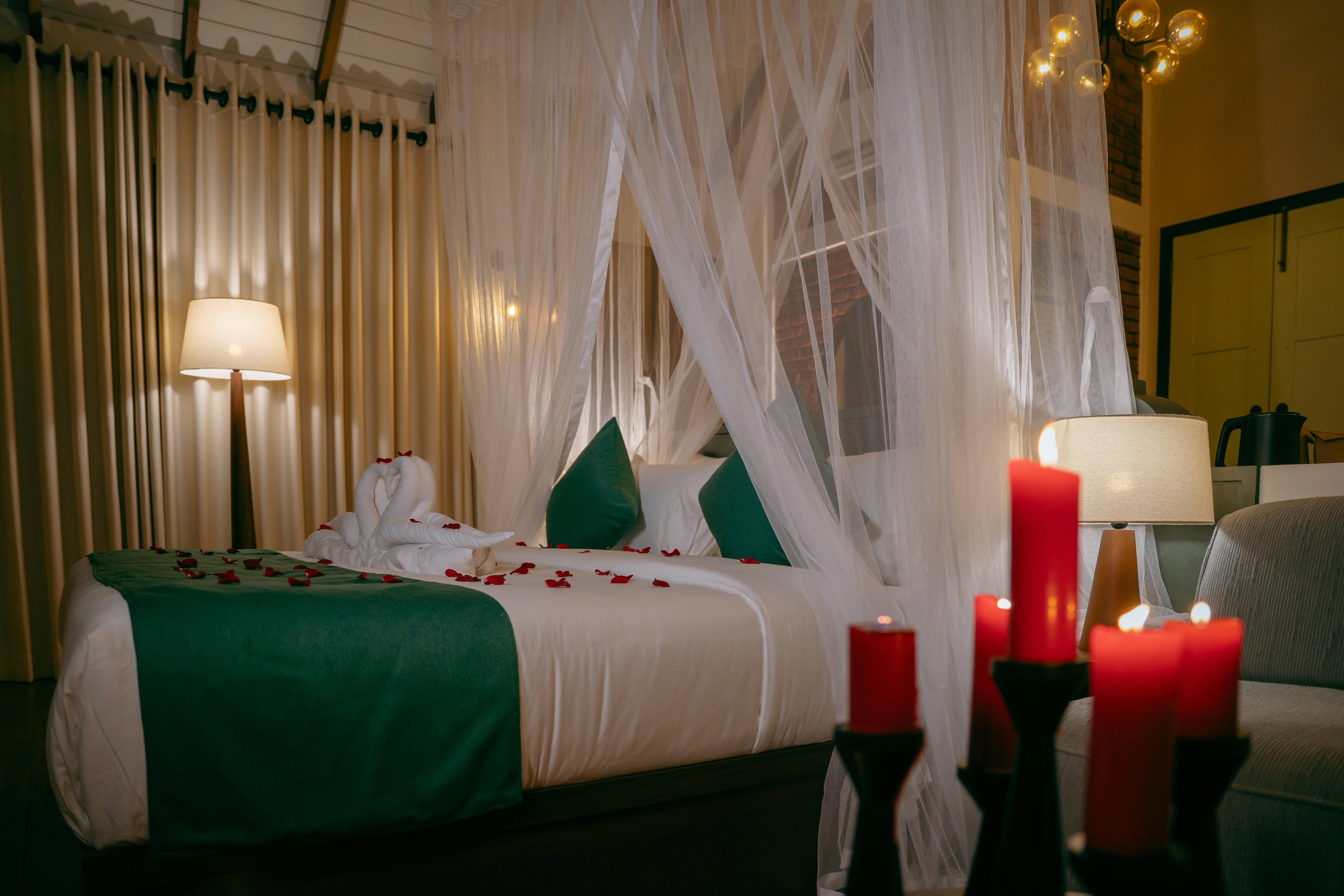 Canopy bed