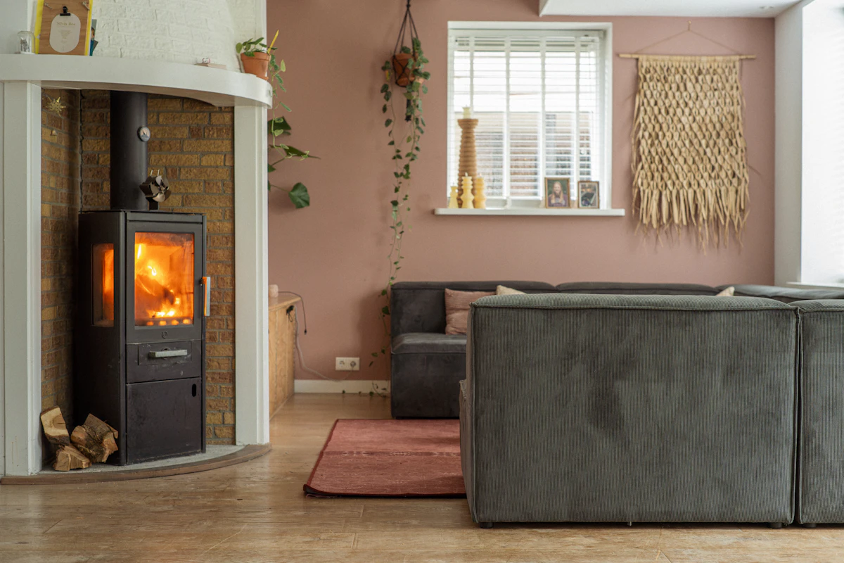 Phòng khách tường hồng đất phối sofa xám và gỗ - phối màu nhà mệnh Hỏa