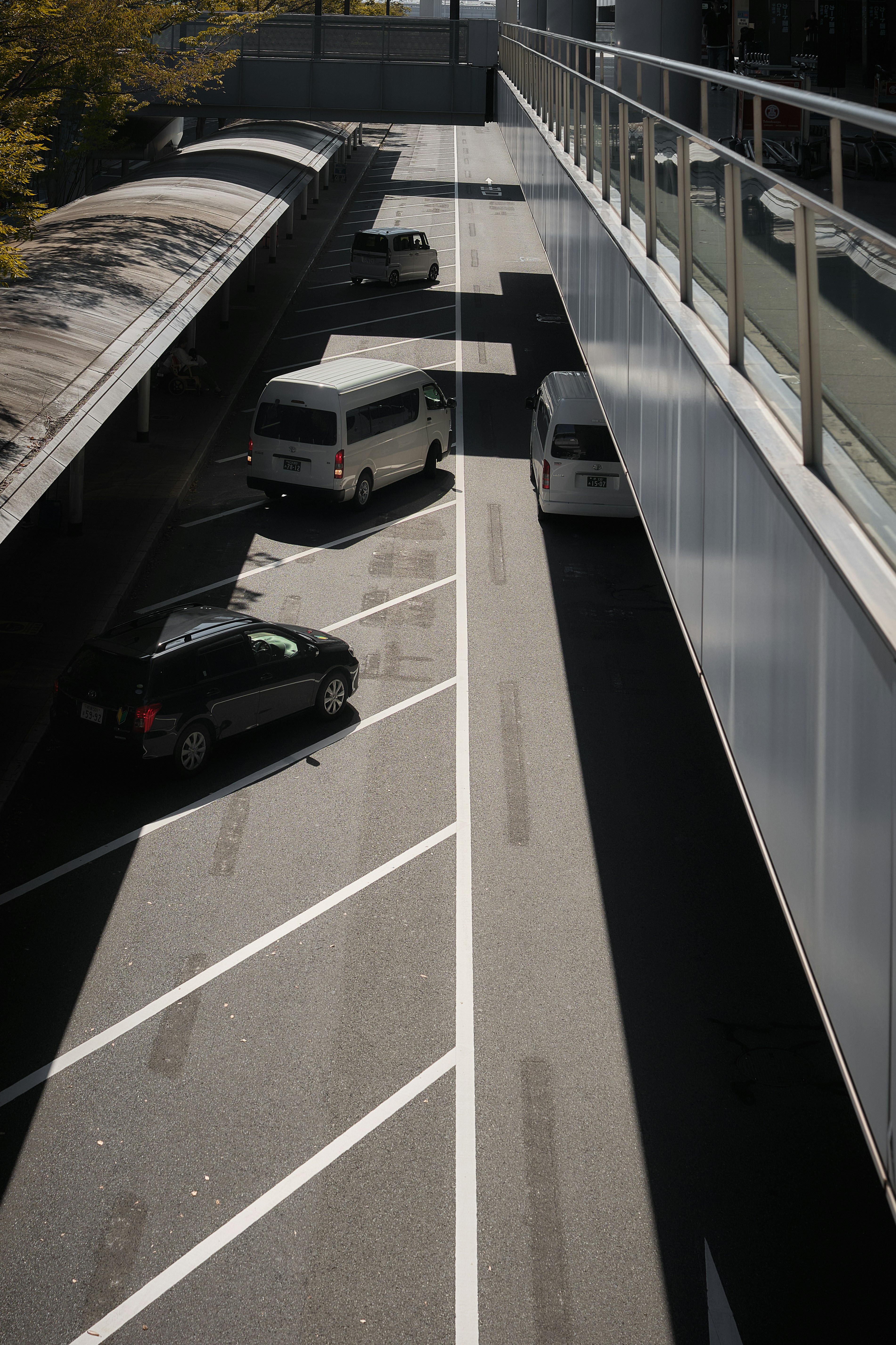 Voitures circulant sur une route sous un pont piétonnier à Osaka, au Japon