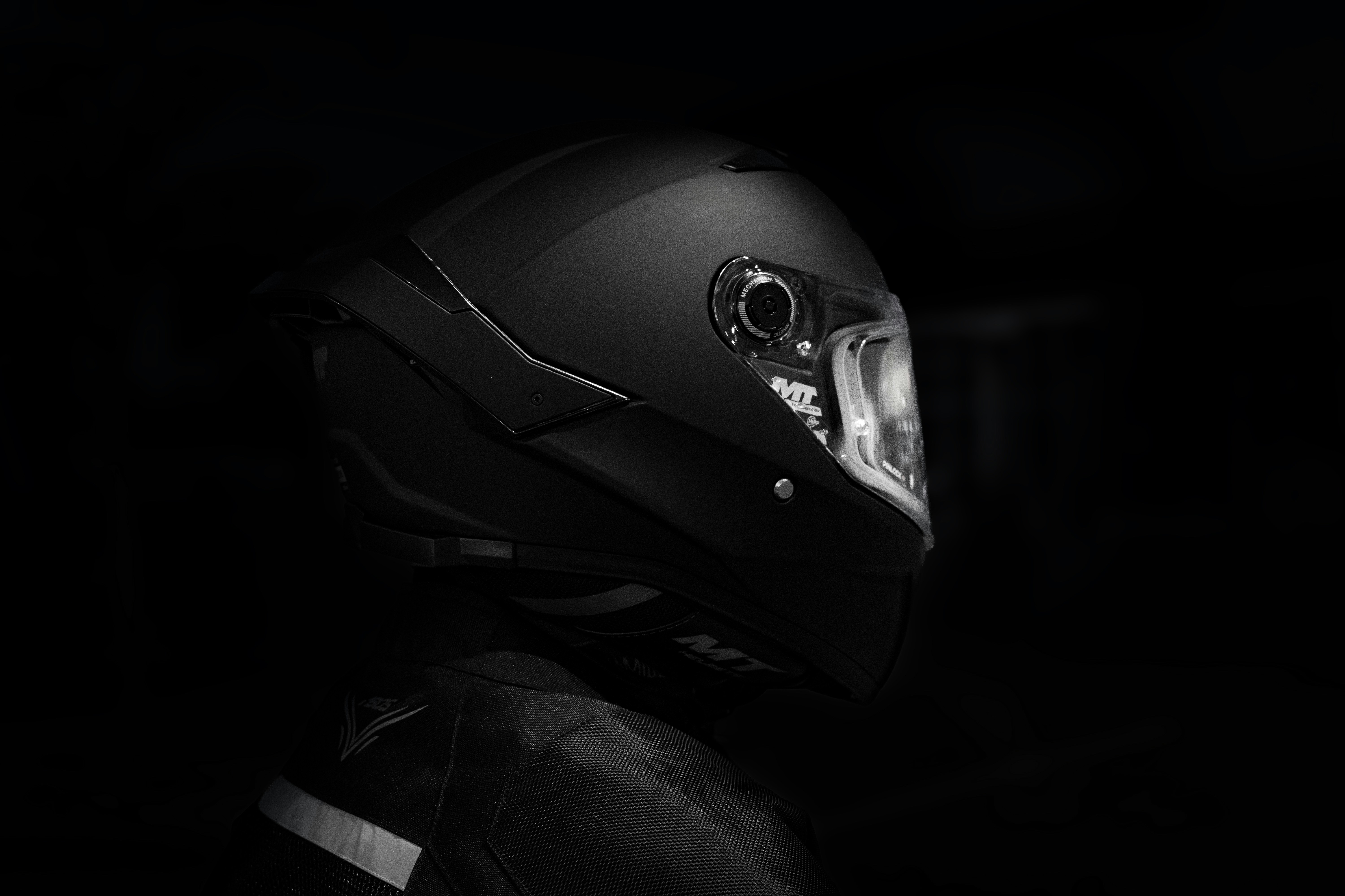 Matte black motorcycle helmet - Free Photo on Unsplash