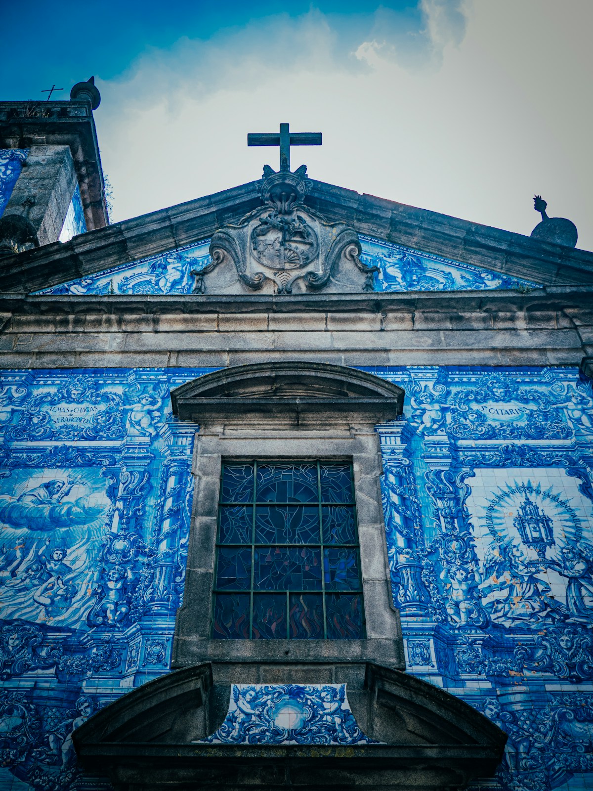 Façade de la chapelle des Âmes à Porto, entièrement couverte d'azulejos bleus et blancs