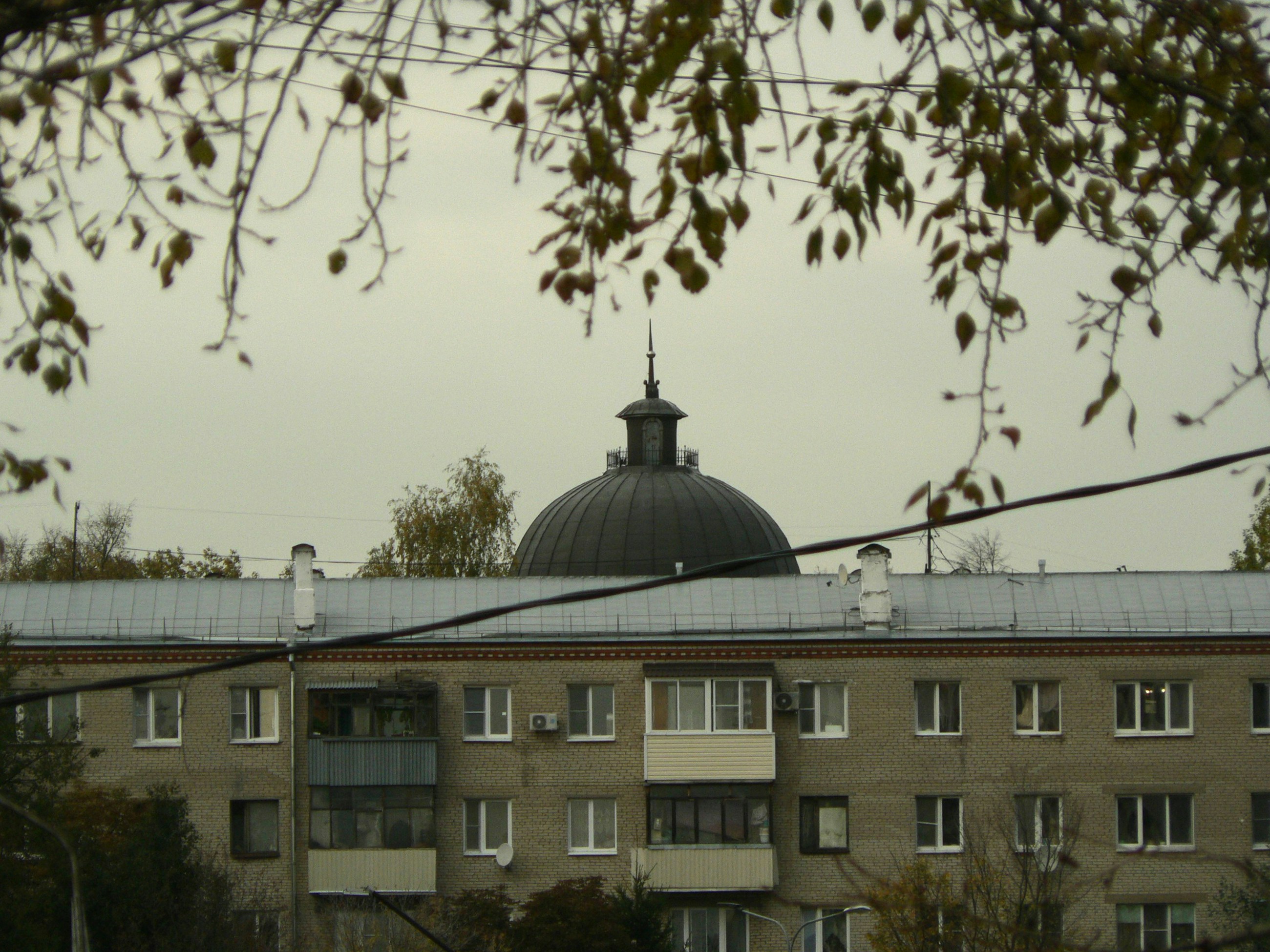 Dark metal dome above apartment building - Free Photo on Unsplash