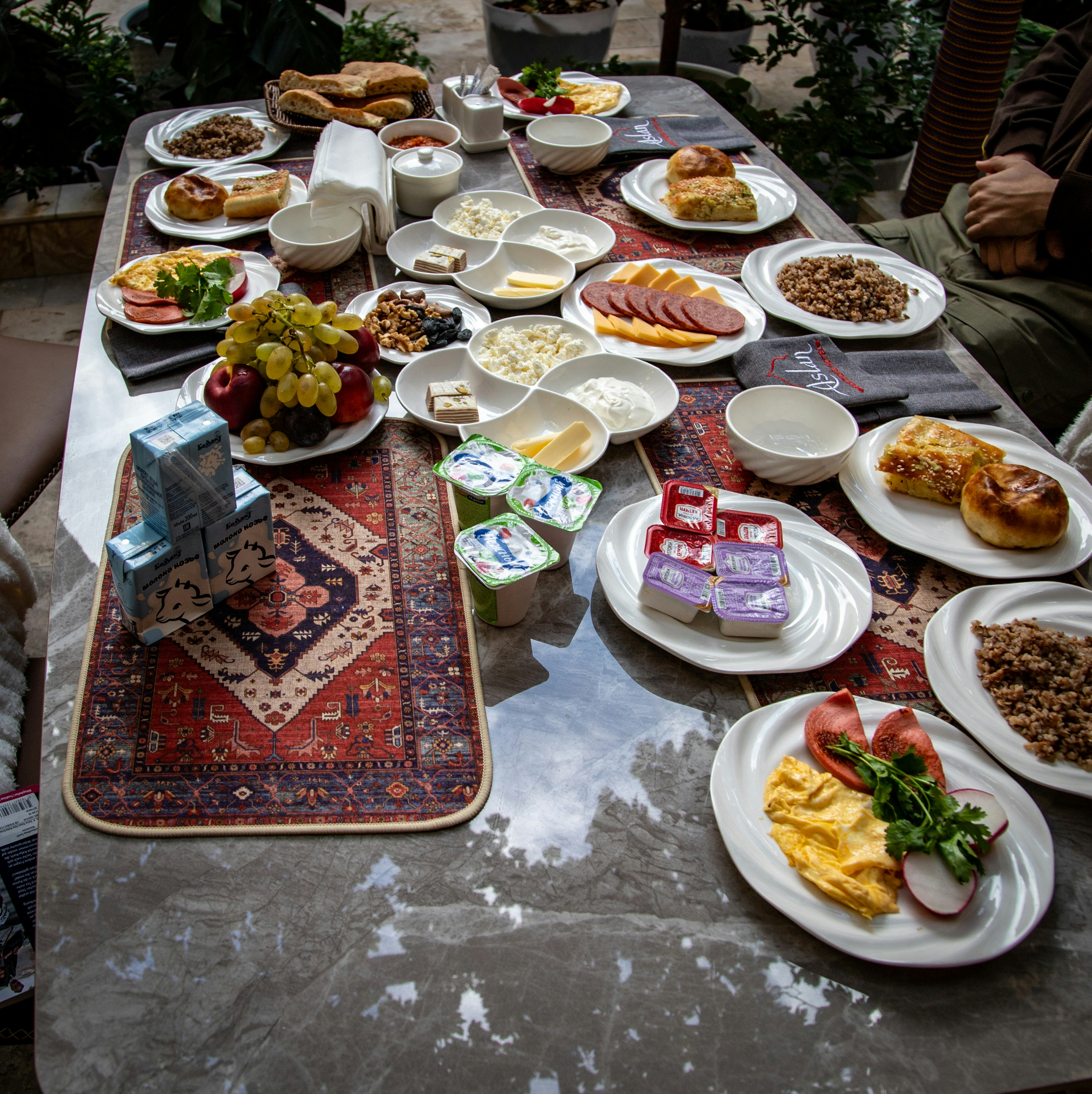 Elegante colazione all'aperto nella villa