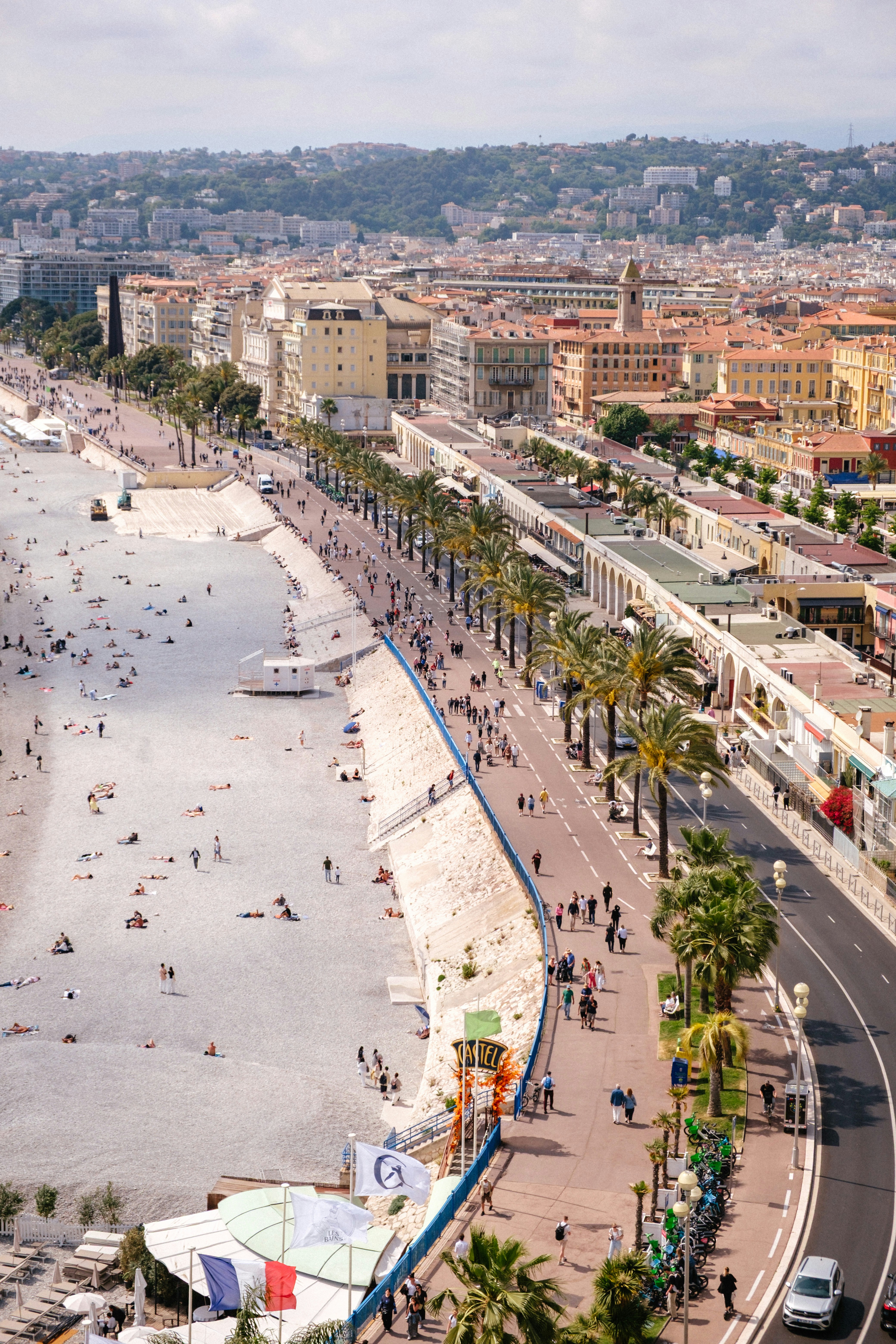 니스의 장글레 산책로(Promenade des Anglais)와 해변, 야자수에 있는 사람들의 항공 사진