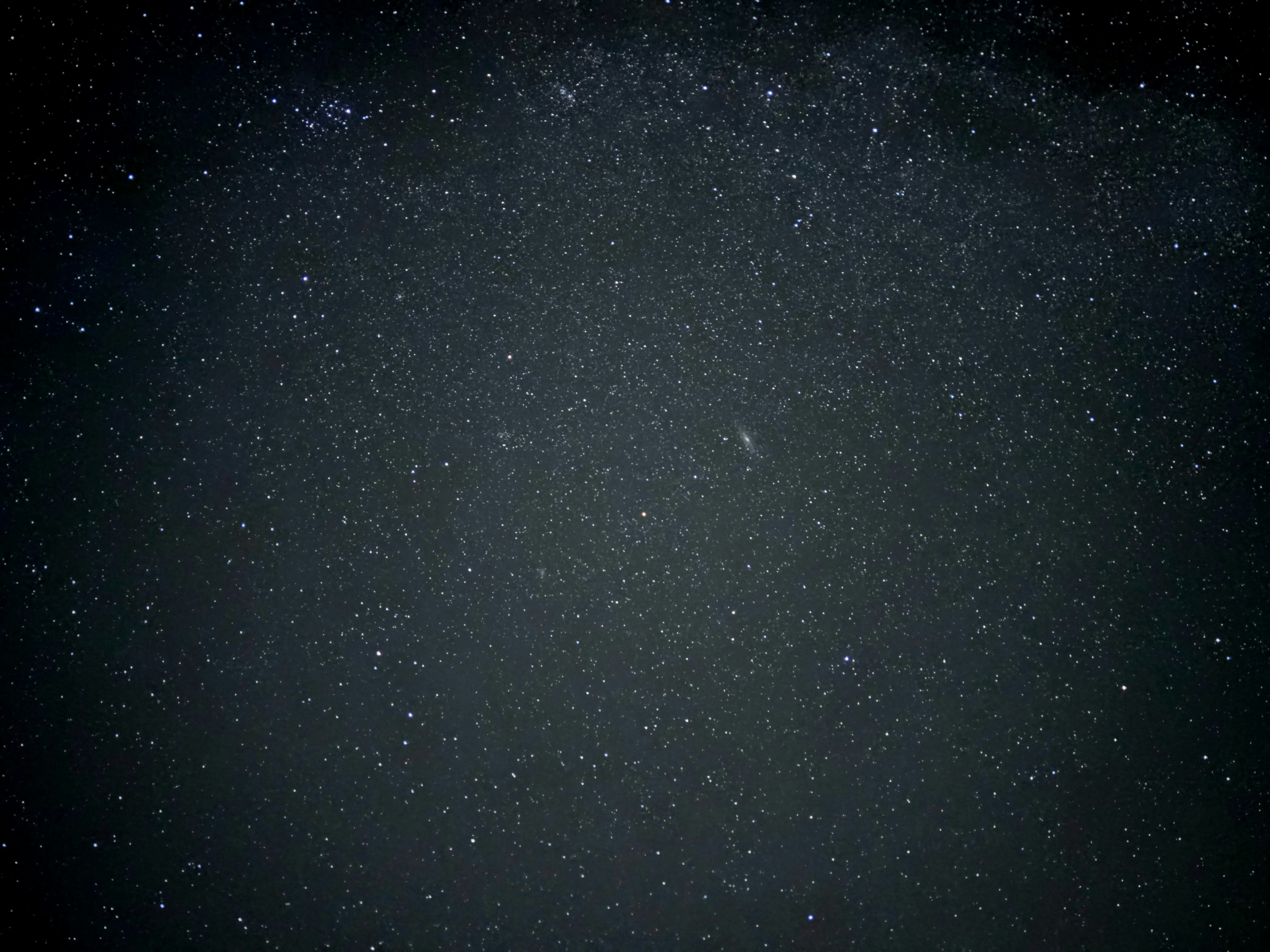 Un vasto cielo nocturno lleno de incontables estrellas brillantes y galaxias distantes