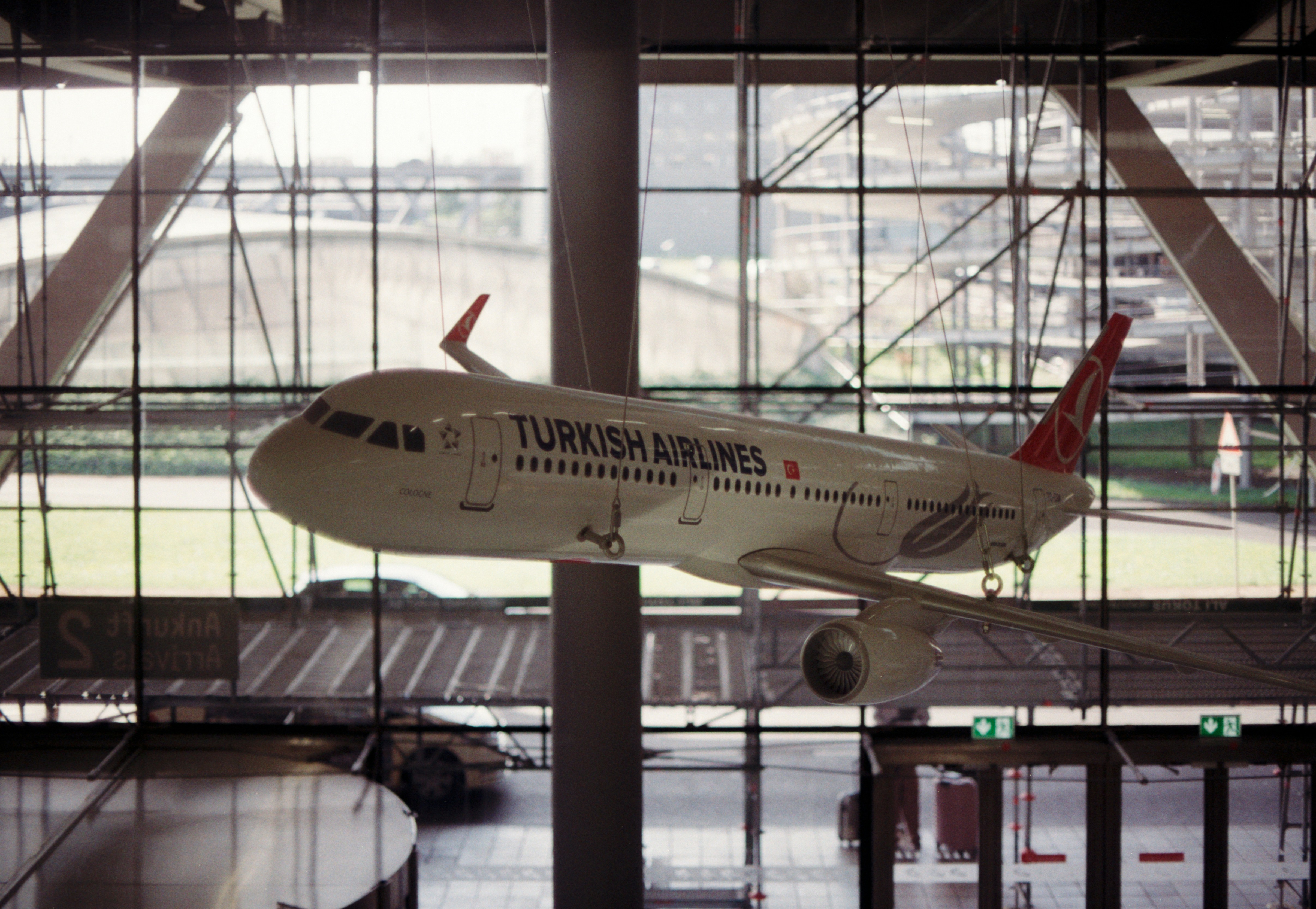 Ein Modell eines Turkish Airlines-Flugzeugs, das an der Decke in einem Flughafenterminal hängt