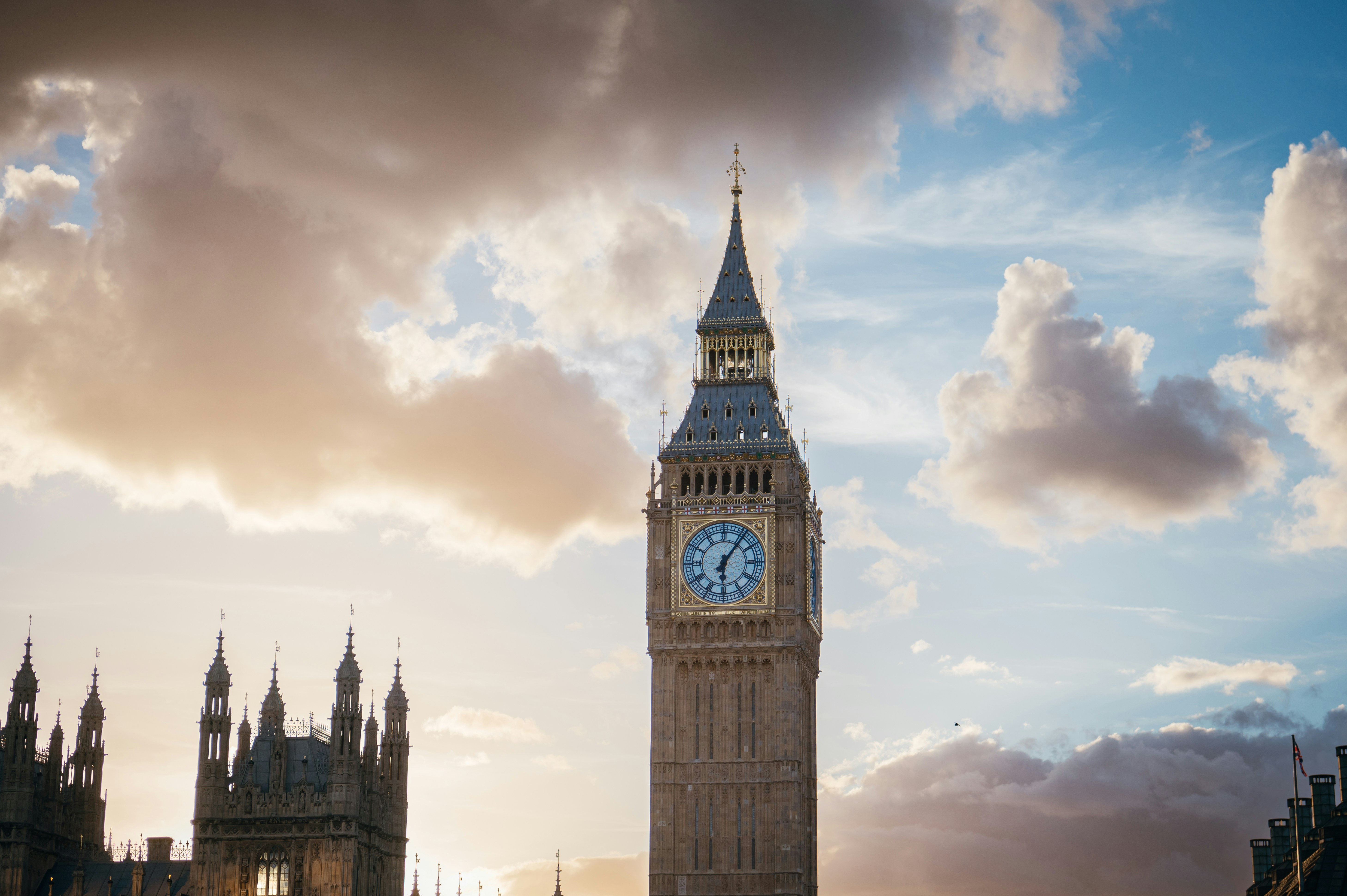 Elizabeth Tower and Palace of Westminster - Free Photo on Unsplash
