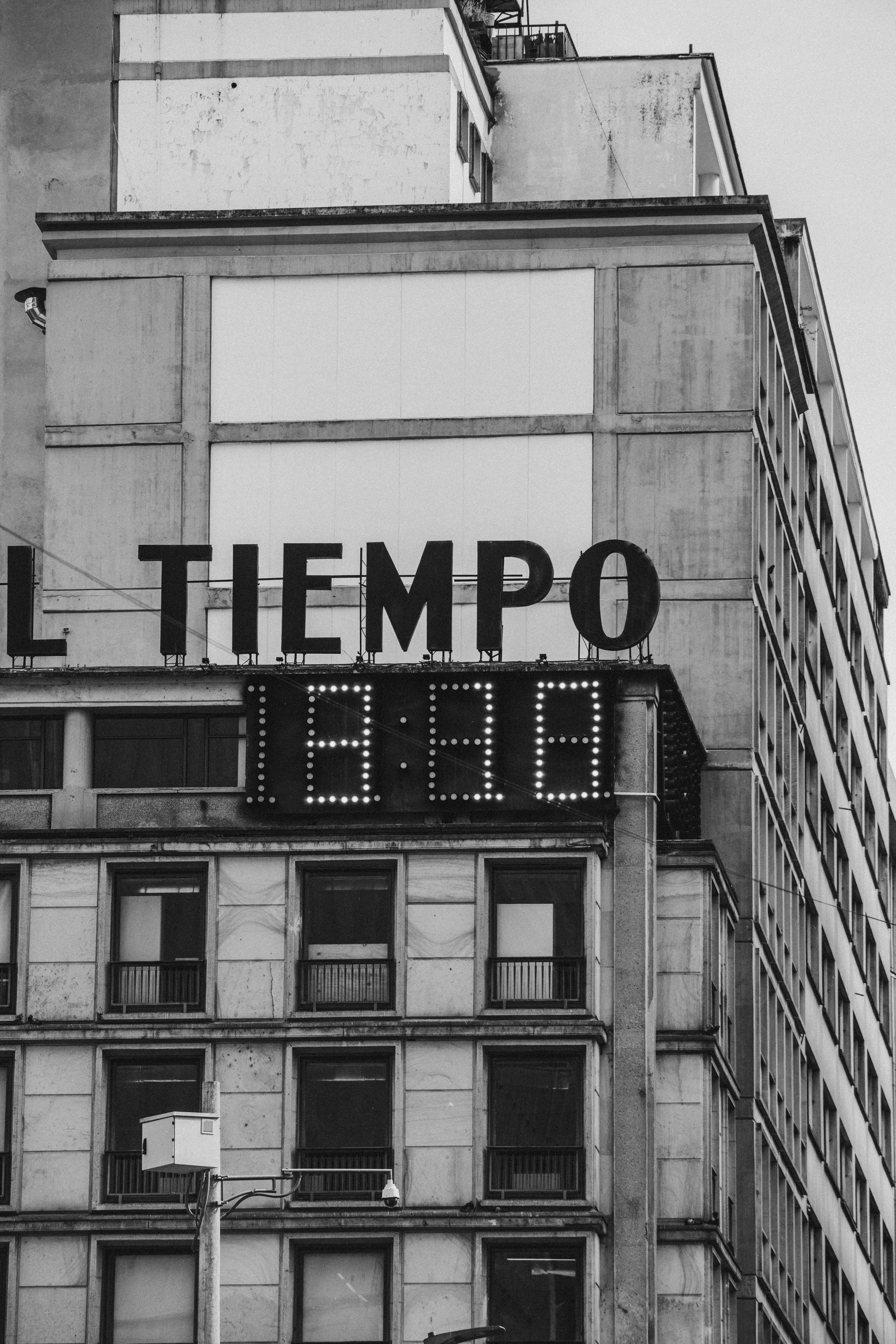 Fachada del edificio con reloj digital - Foto gratuita en Unsplash