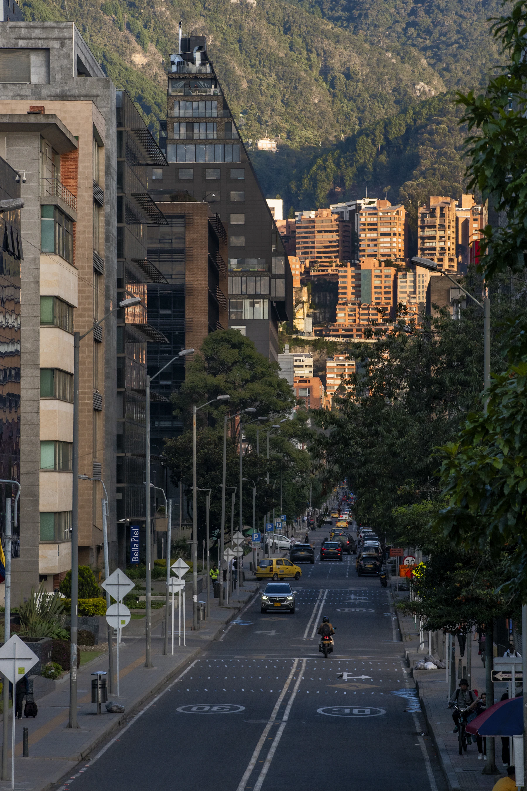 Calle de Bogotá con los cerros orientales al fondo