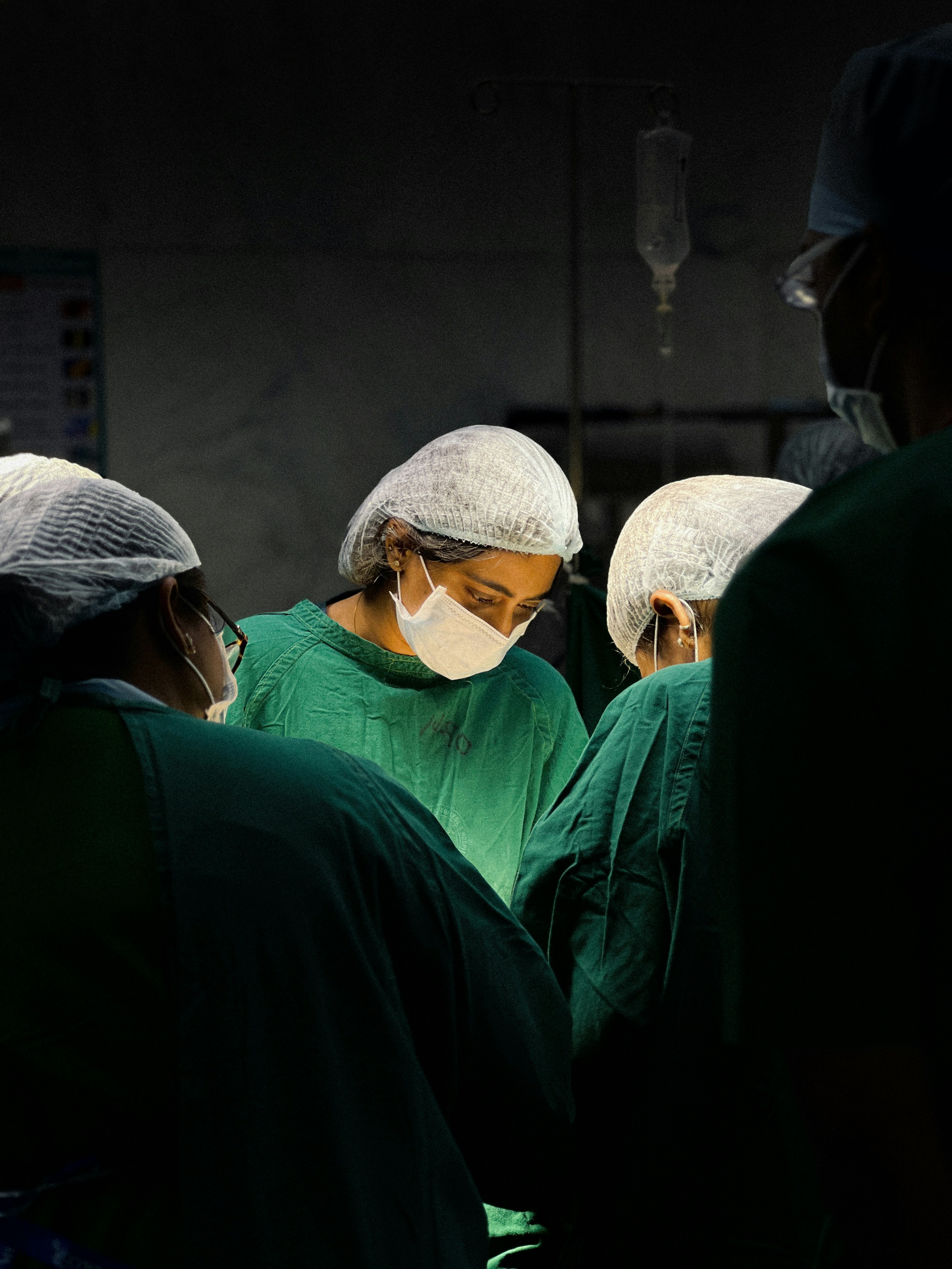 Surgeons performing procedure in operating room - Free Photo on Unsplash